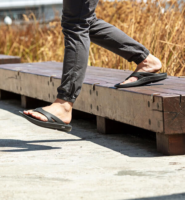  「OOFOS | OOriginal Black MEN」|サンダル|