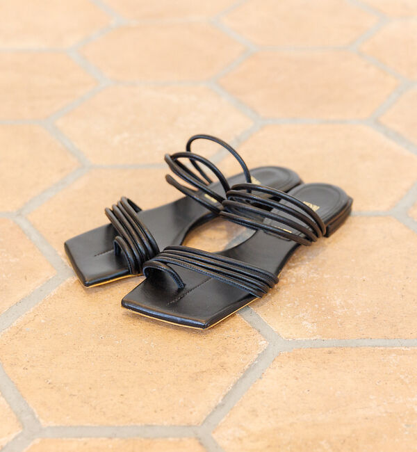Rouge vif「【HENRI EN VARGO／ヘンリエンヴァーゴ】スクエアトゥフラットサンダル」|サンダル|ブラック