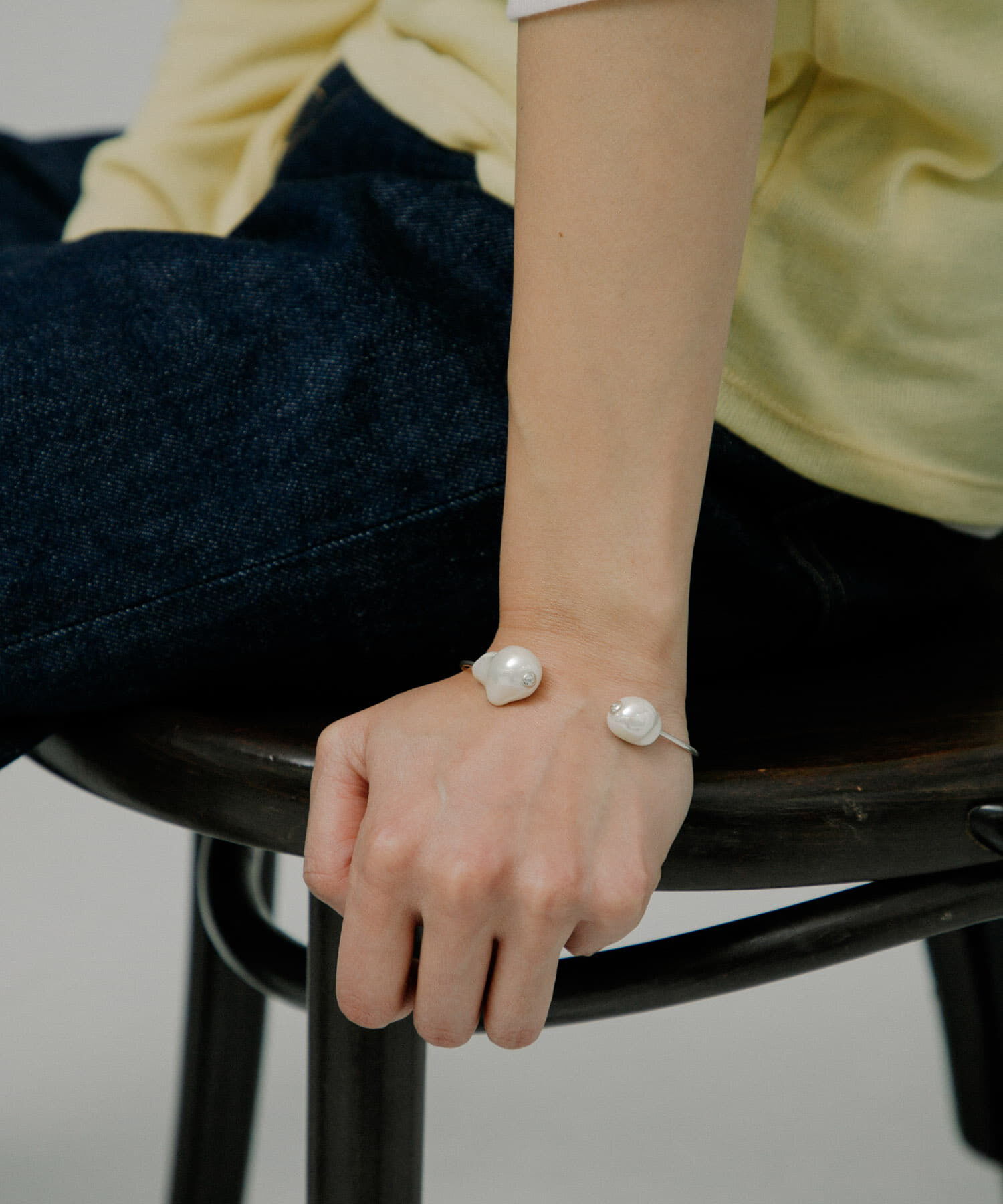 URBAN RESEARCH「mounir　Shell pearl bangle」|ブレスレット・バングル|