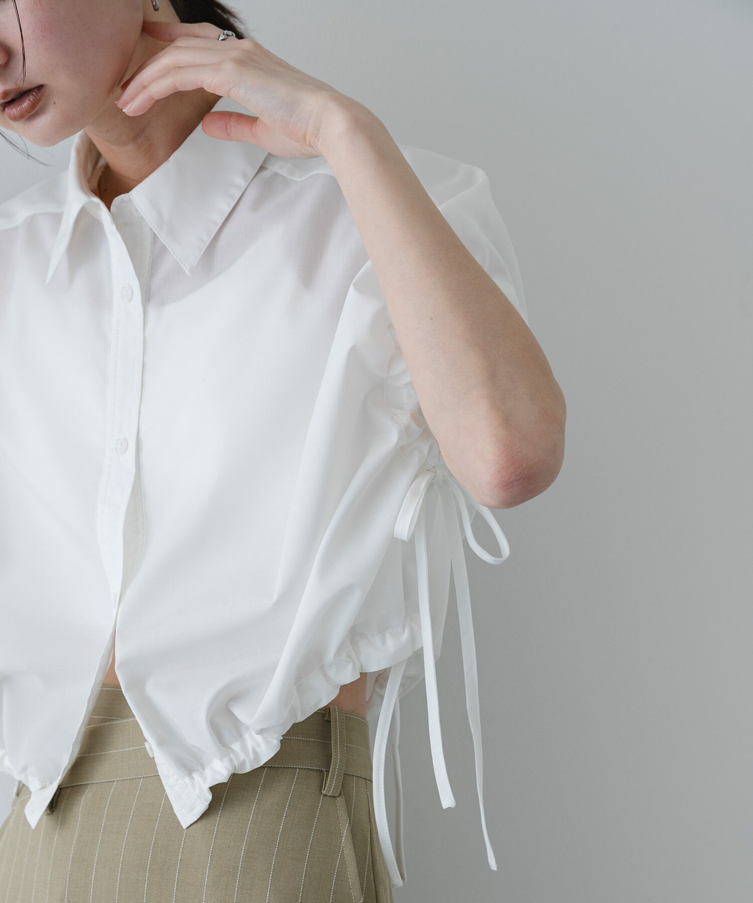 SENSE OF PLACE by URBAN RESEARCH「『イージーケア』クロップドギャザーシャツ」|シャツ・ブラウス|オフホワイト