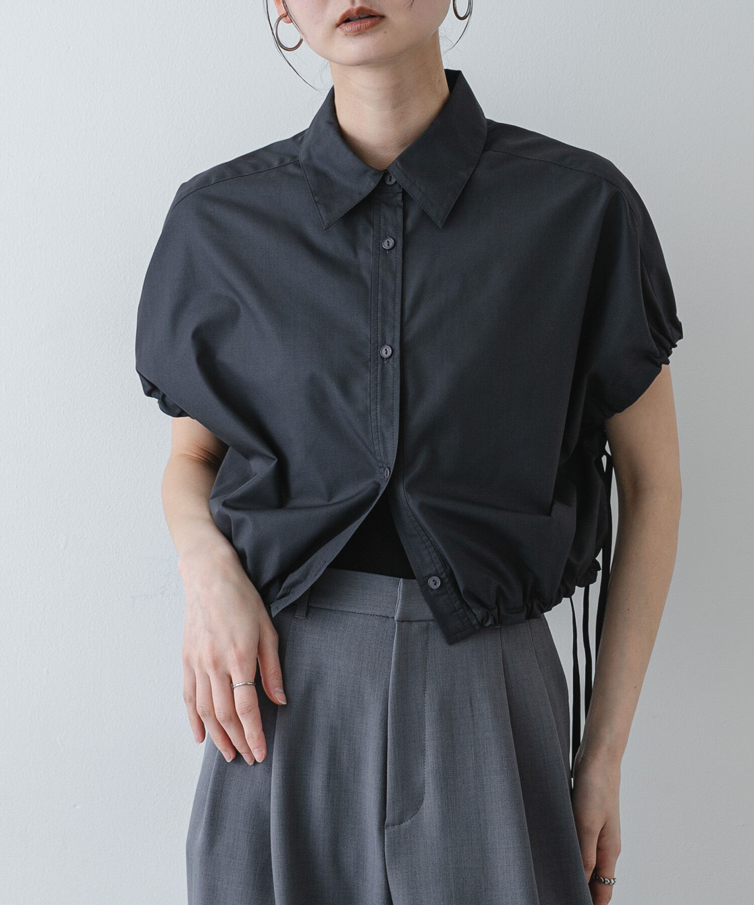 SENSE OF PLACE by URBAN RESEARCH「『イージーケア』クロップドギャザーシャツ」|シャツ・ブラウス|チャコールグレー