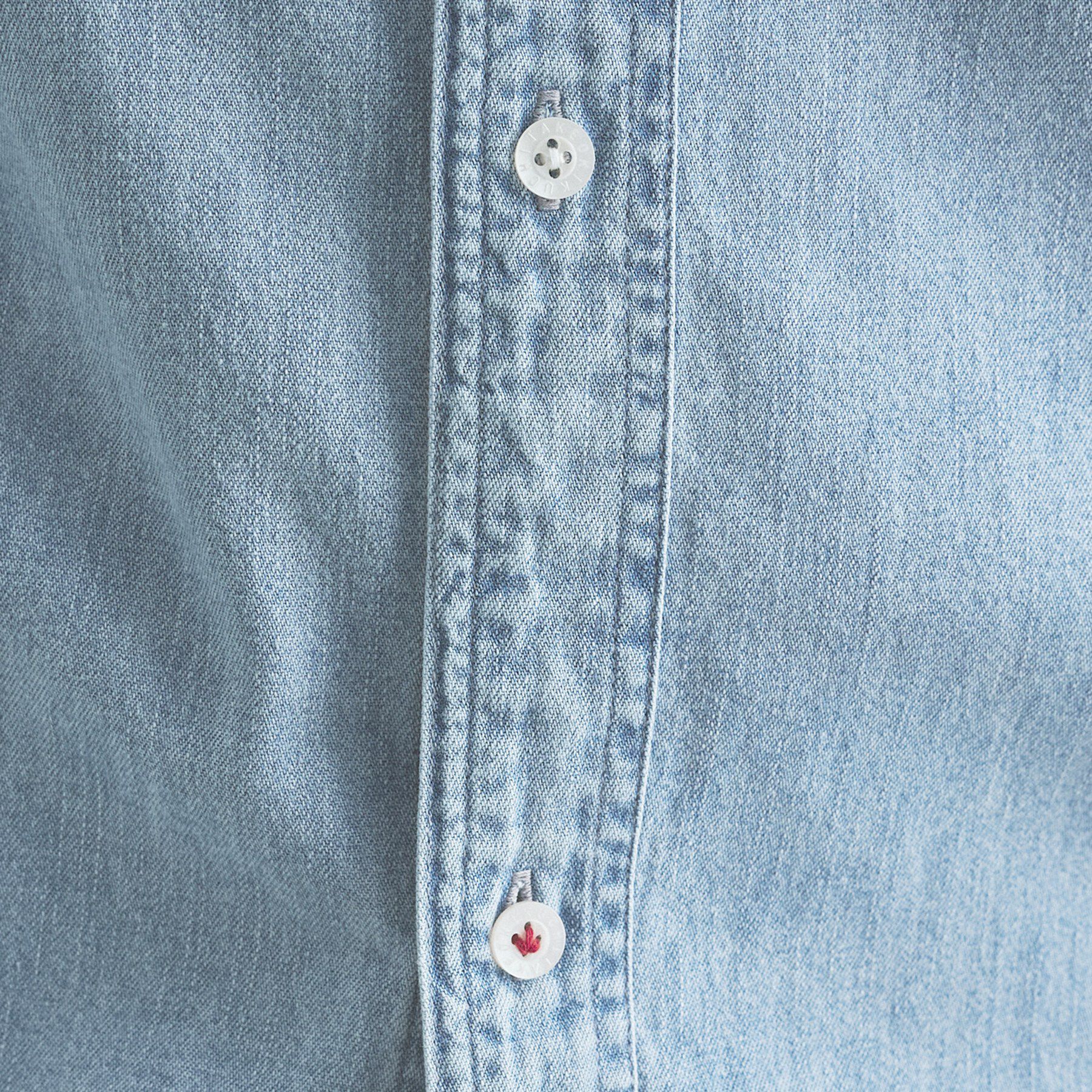 TAKEO KIKUCHI「【BOWLER HAT LABEL】Tエンブレム デニムシャツ」|シャツ・ブラウス|