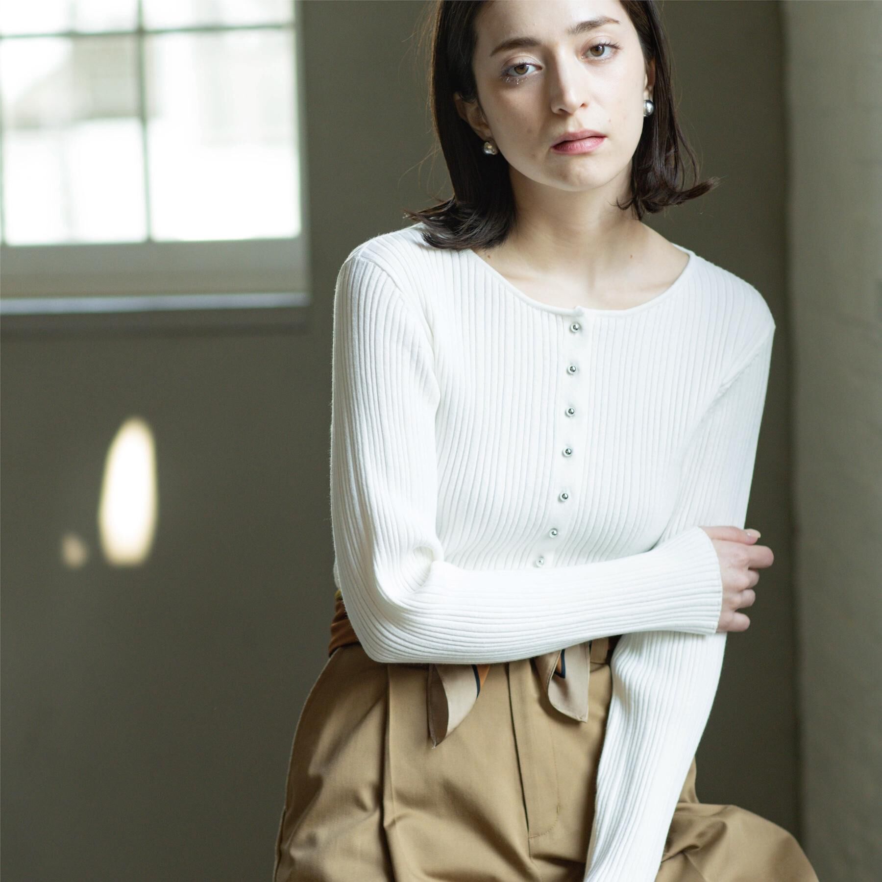 OPAQUE.CLIP「シルバー多ボタン ランダムリブニットカーディガン【洗濯機OK】」|カーディガン|