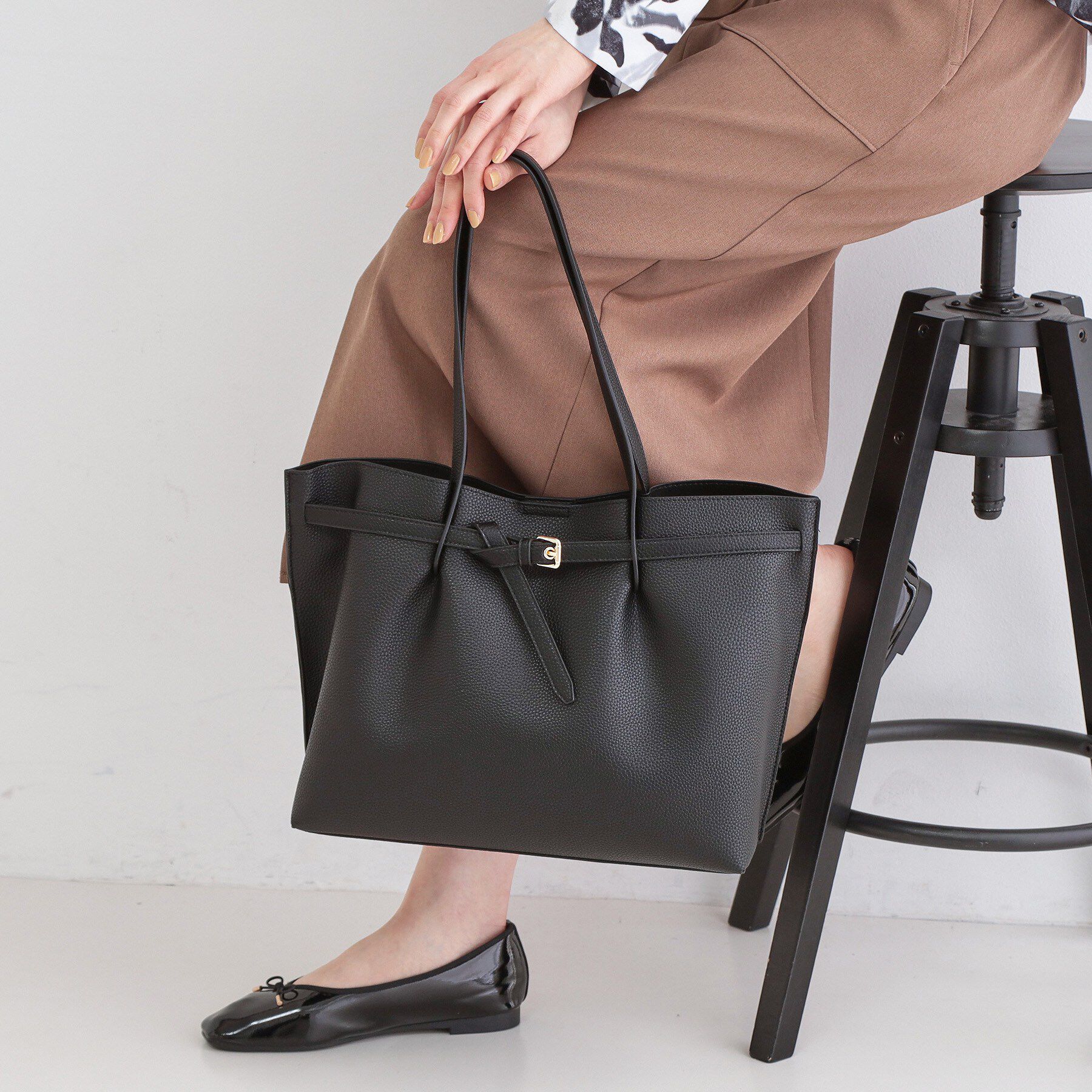 OPAQUE.CLIP「ベルトデザイン軽量シュリンク合皮A4トート」|トートバッグ|ブラック(019)