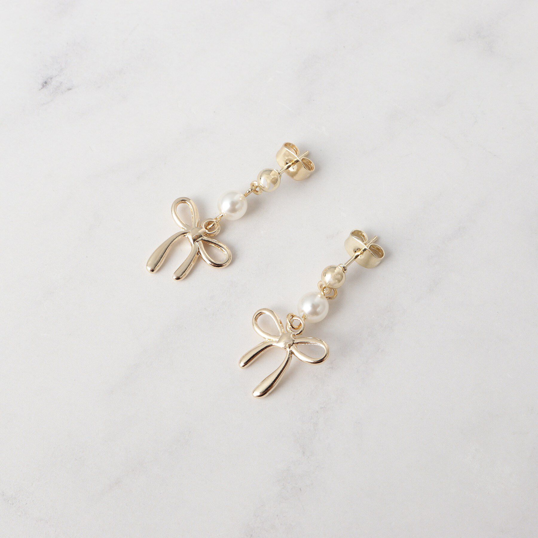 Couture broach「フェイクパール付きリボンモチーフピアス」|ピアス|