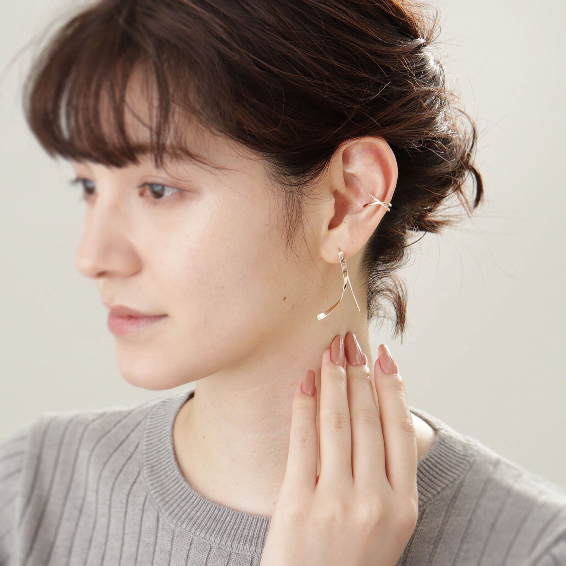 COCOSHNIK「K10平板ひねり クロスフックピアス」|ピアス|