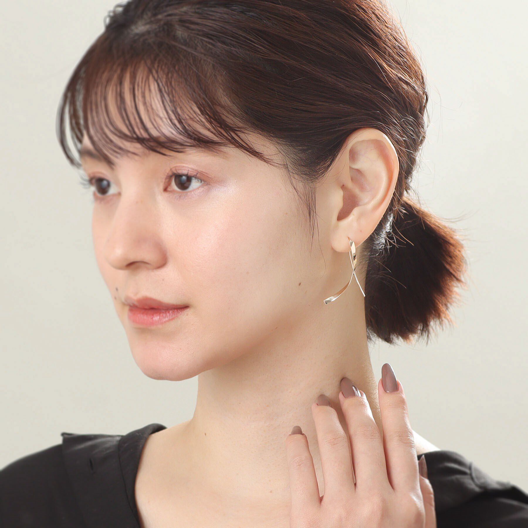 COCOSHNIK「K10平板ひねり クロスフックピアス」|ピアス|