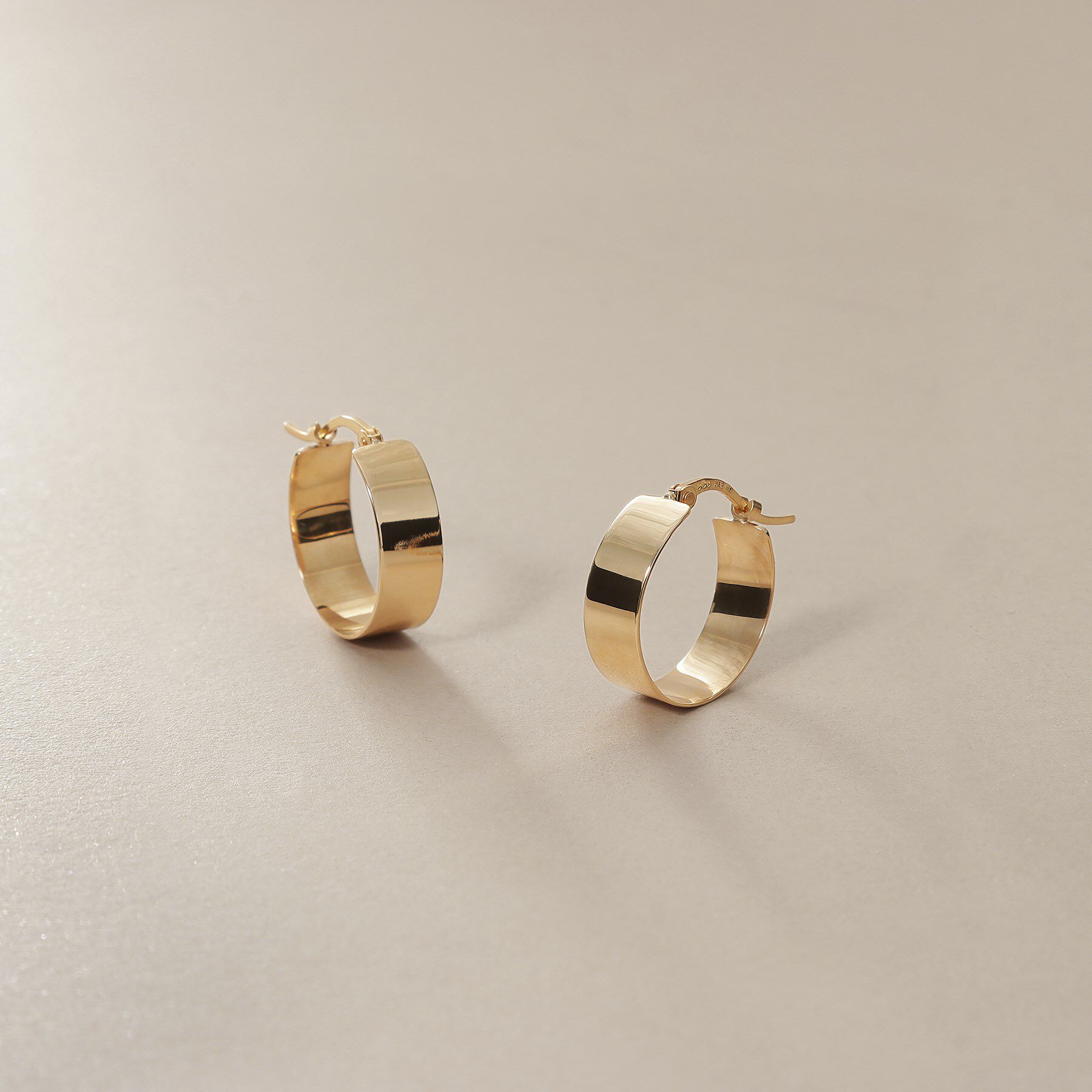 COCOSHNIK「K10平板 フープピアス」|ピアス|イエローゴールド(1