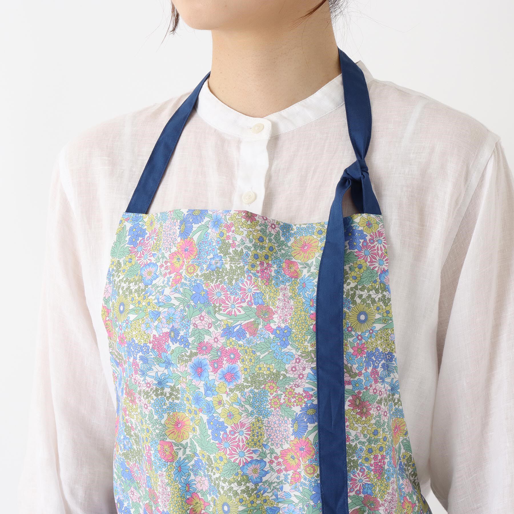 212 KITCHEN STORE「エプロン マーガレットアニー BL ＜フローレットロンドン ＞」|食器・キッチングッズ|