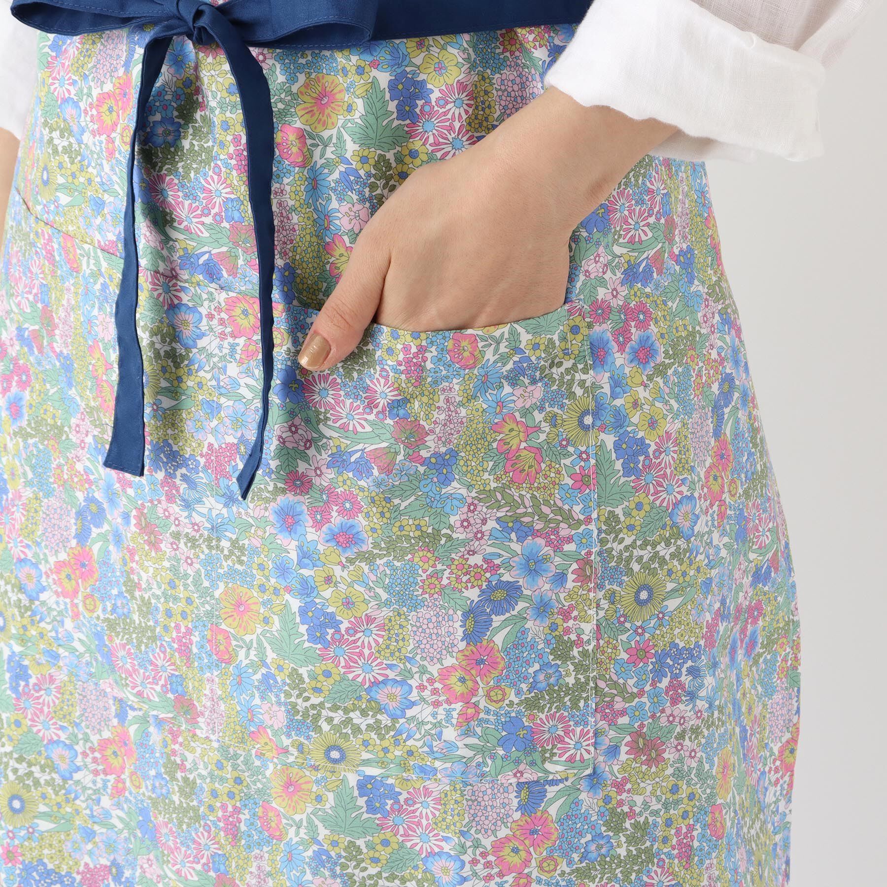 212 KITCHEN STORE「エプロン マーガレットアニー BL ＜フローレットロンドン ＞」|食器・キッチングッズ|