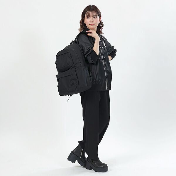 MARY QUANT「オールブラックシンプルロゴ リュックL」|リュック|