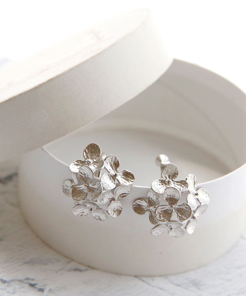 colleca la「メタルフラワーイヤリング」|イヤリング|シルバー