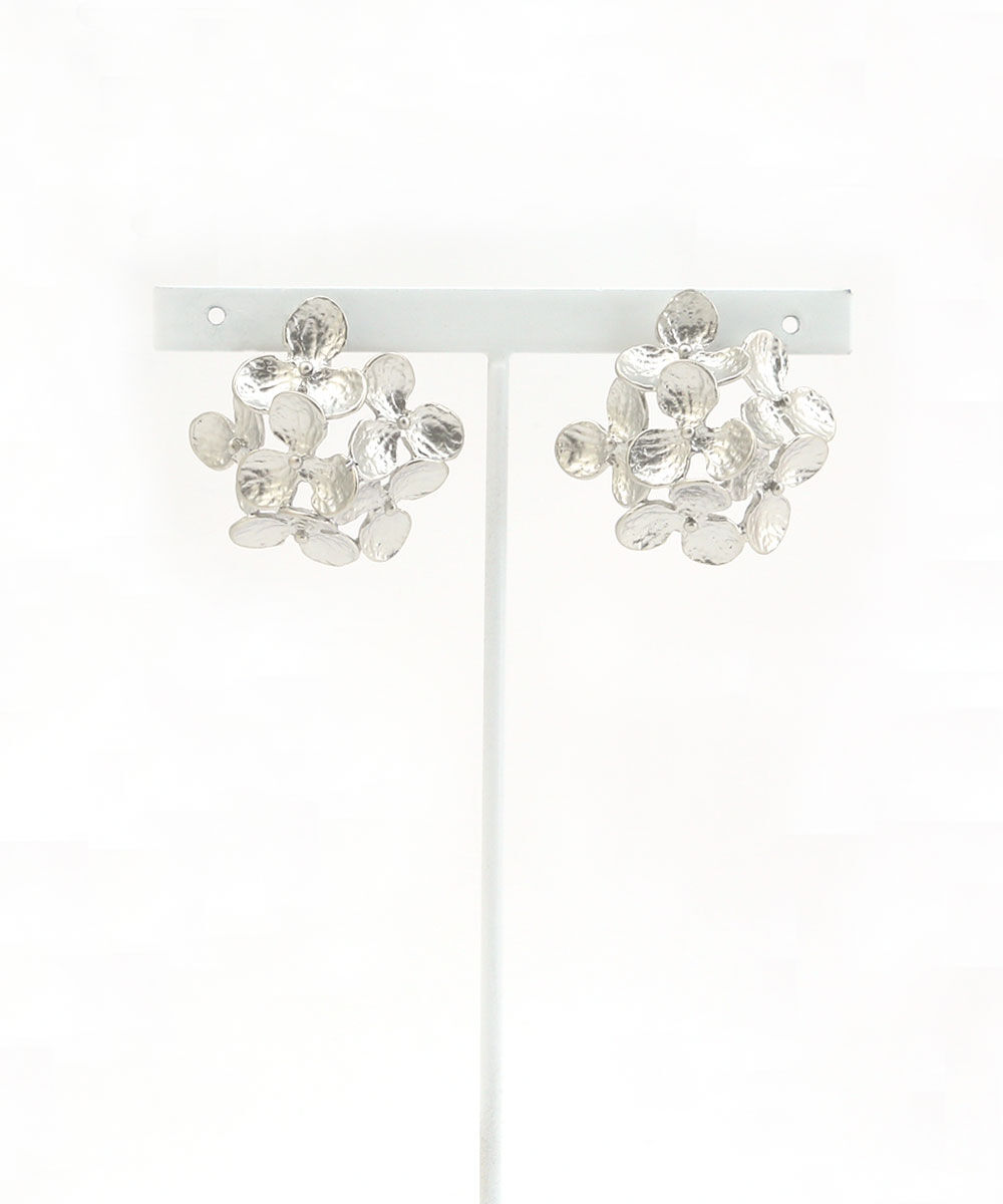 colleca la「メタルフラワーイヤリング」|イヤリング|