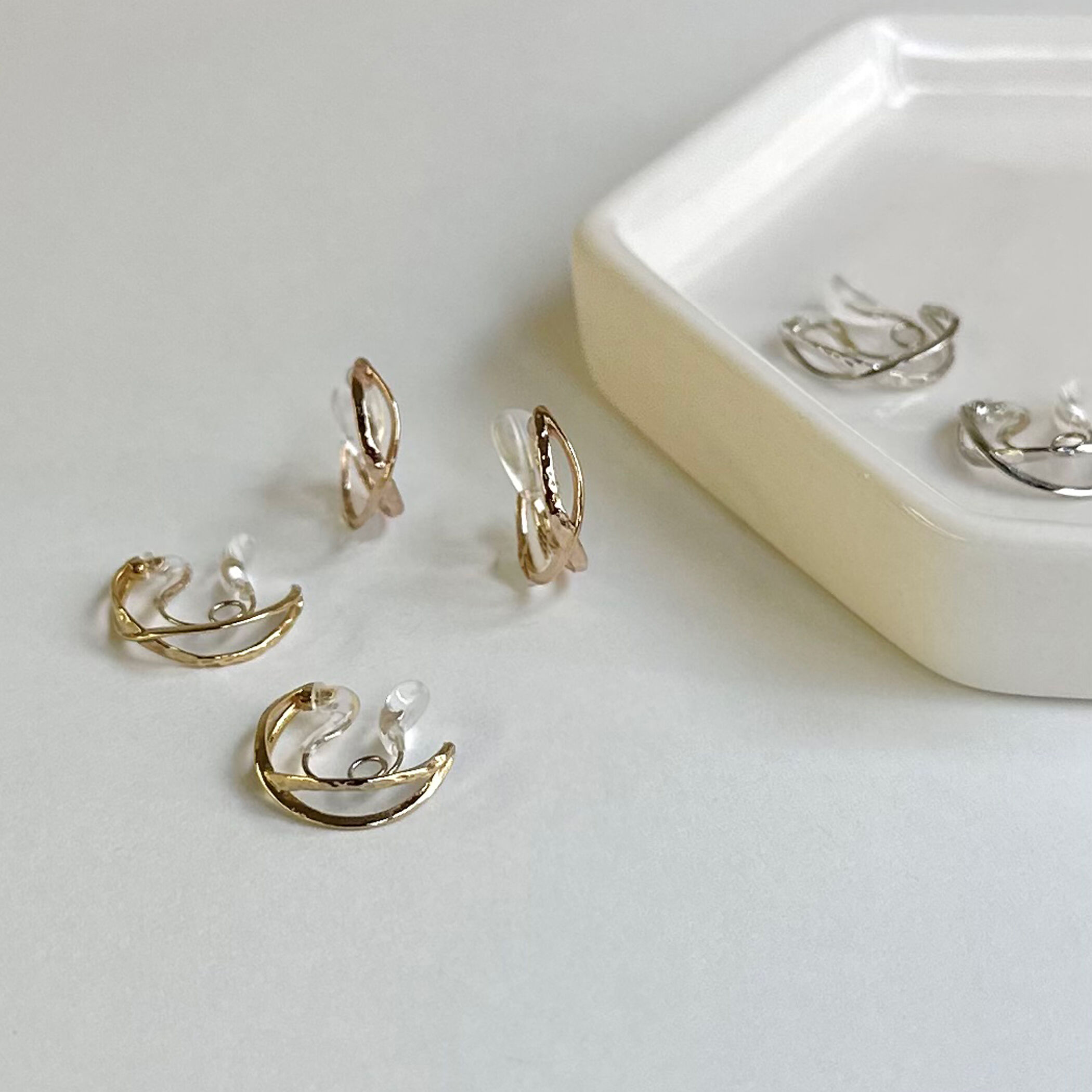 Phoebe「【シリーズ累計販売10000点突破！】アレルギー対応痛くないシリーズクリスタルループフィットイヤリング」|イヤリング|