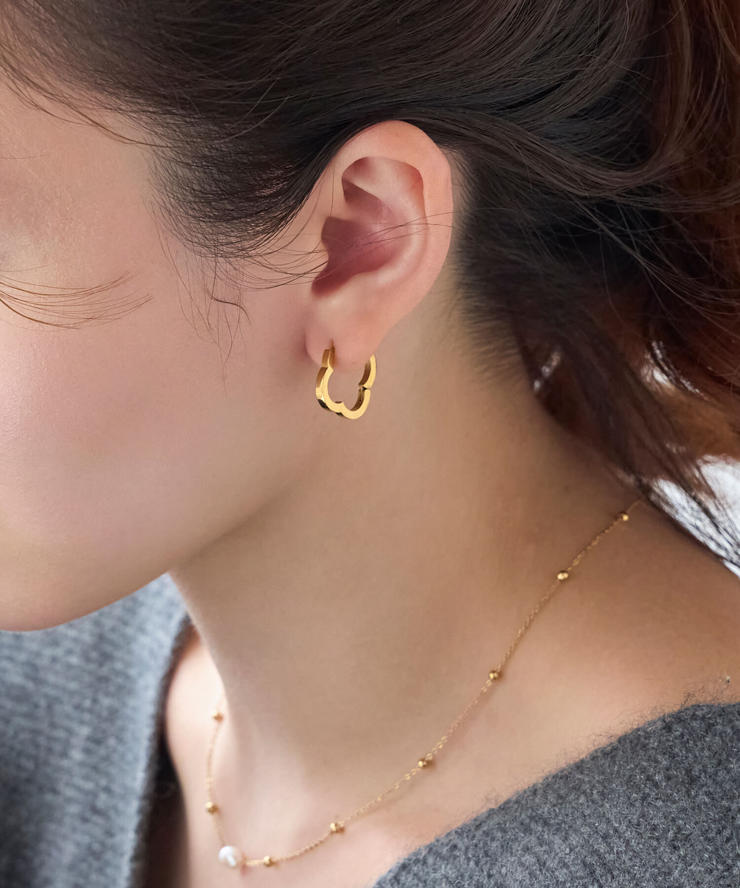 Phoebe「【金属アレルギー対応】フラワーワンタッチフープピアス　ゴールド/サージカルステンレス」|ピアス|