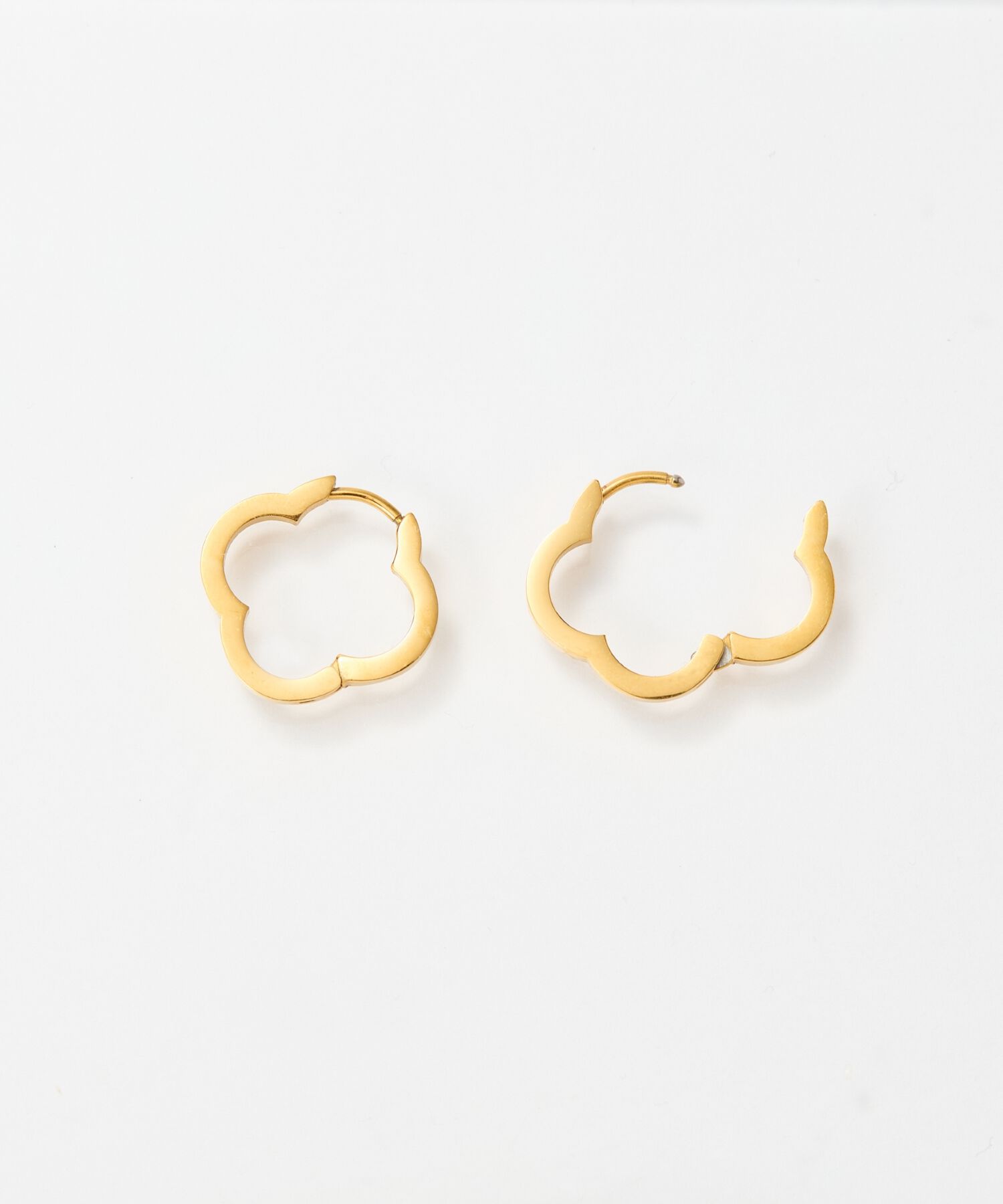 Phoebe「【金属アレルギー対応】フラワーワンタッチフープピアス　ゴールド/サージカルステンレス」|ピアス|