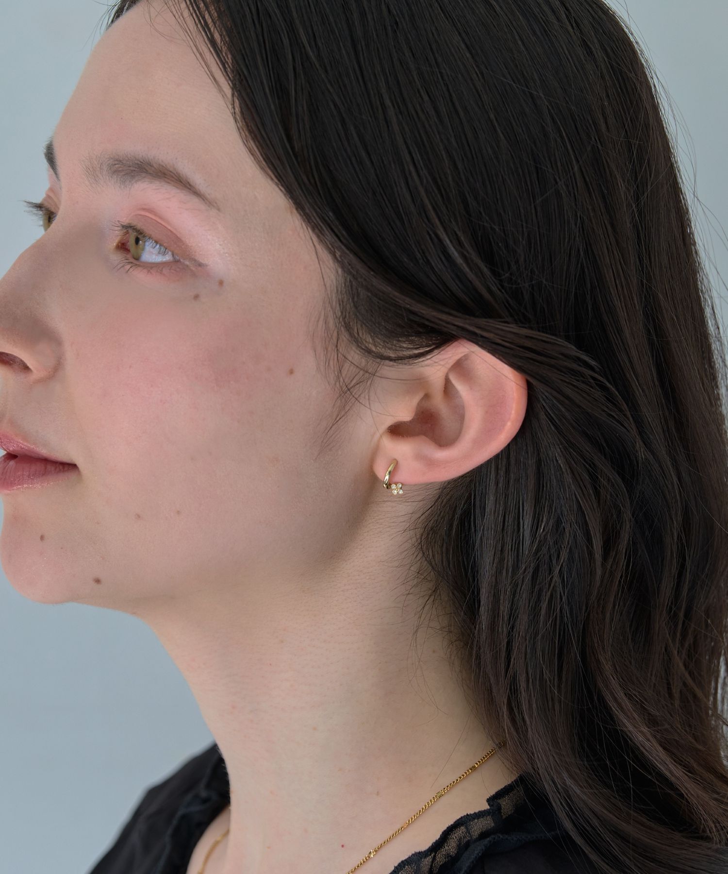 Phoebe「【痛くないシリーズ】フラワービジューライトフィットイヤリング　ゴールド」|イヤリング|