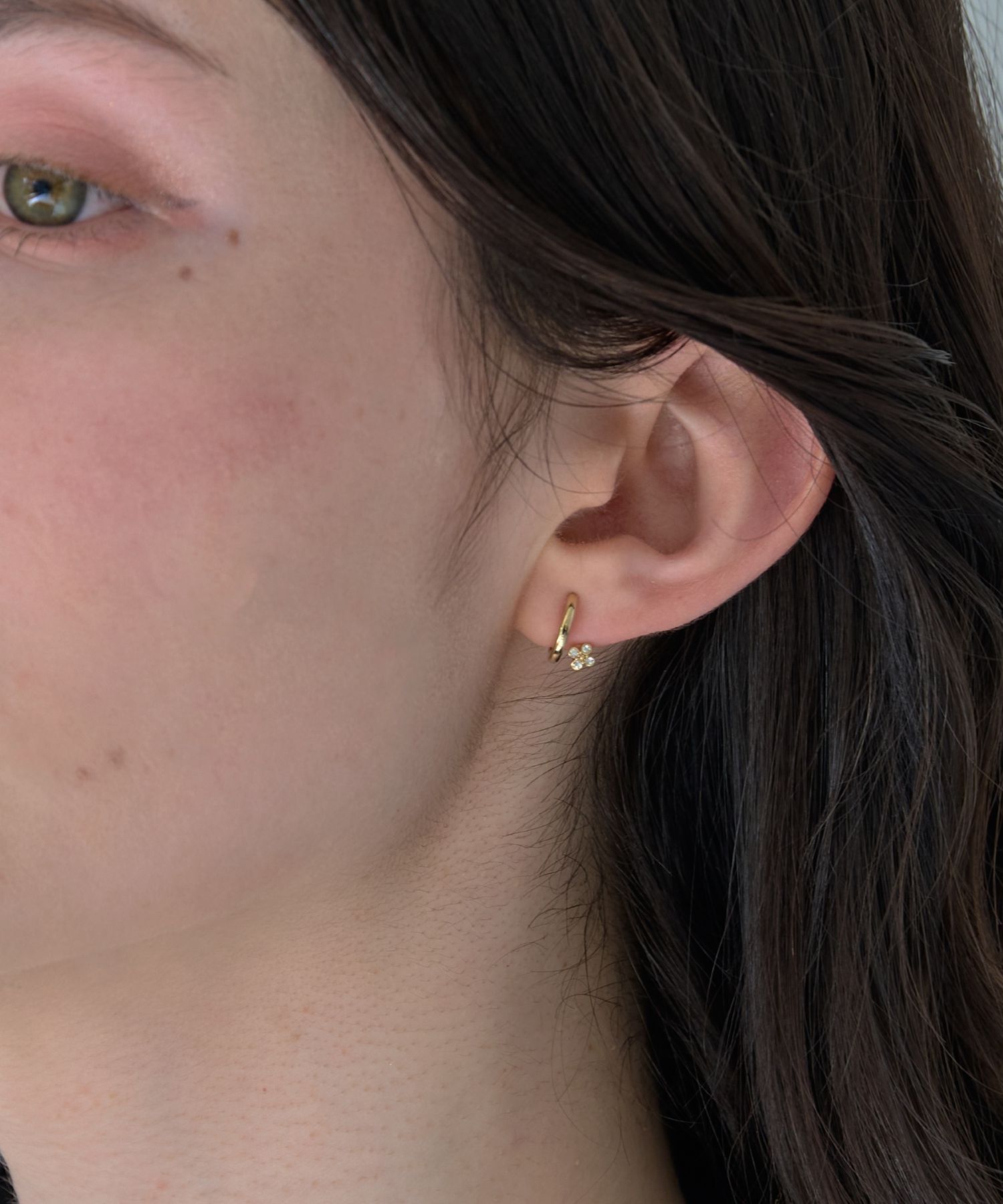 Phoebe「【痛くないシリーズ】フラワービジューライトフィットイヤリング　ゴールド」|イヤリング|