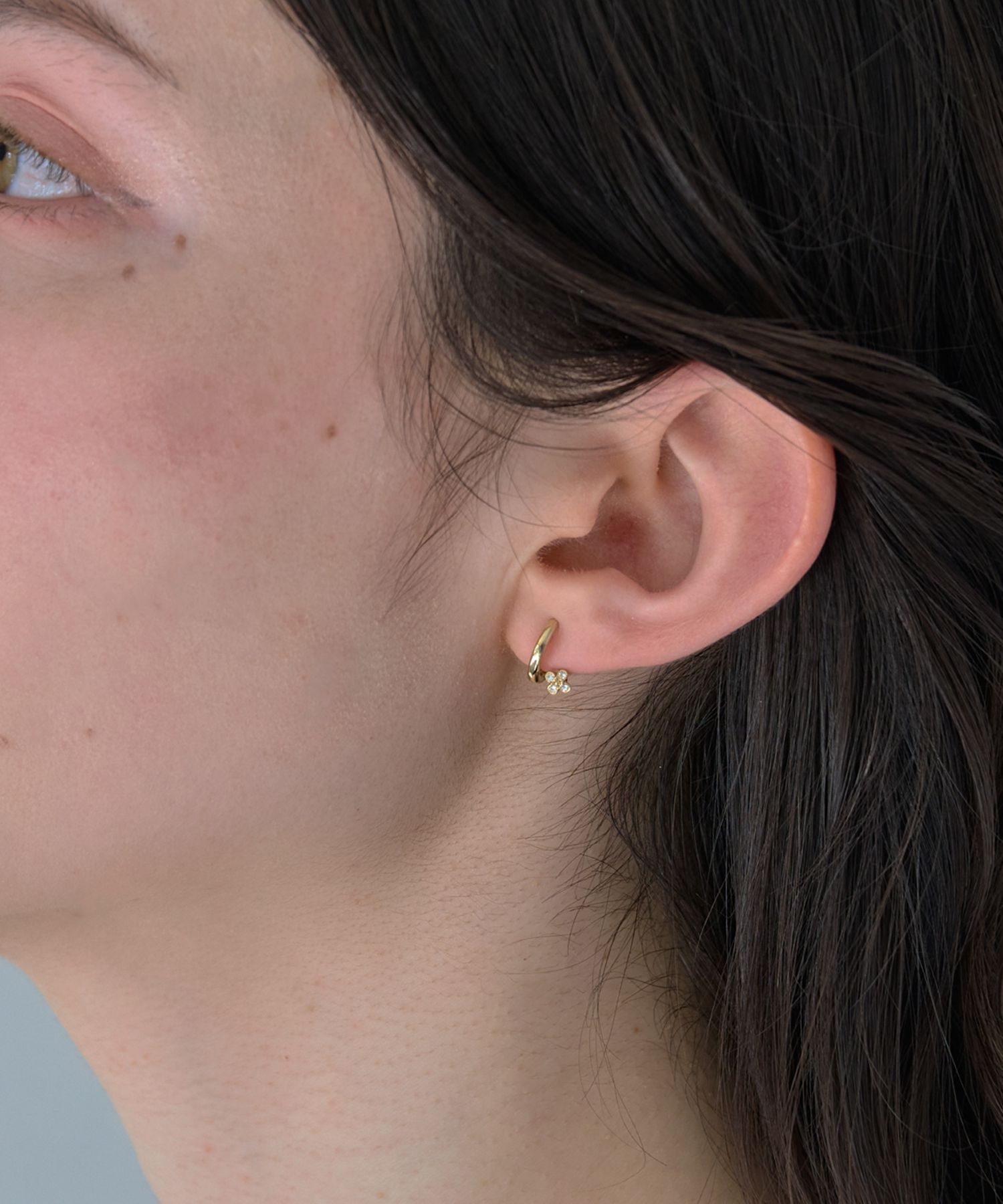 Phoebe「【痛くないシリーズ】フラワービジューライトフィットイヤリング　ゴールド」|イヤリング|