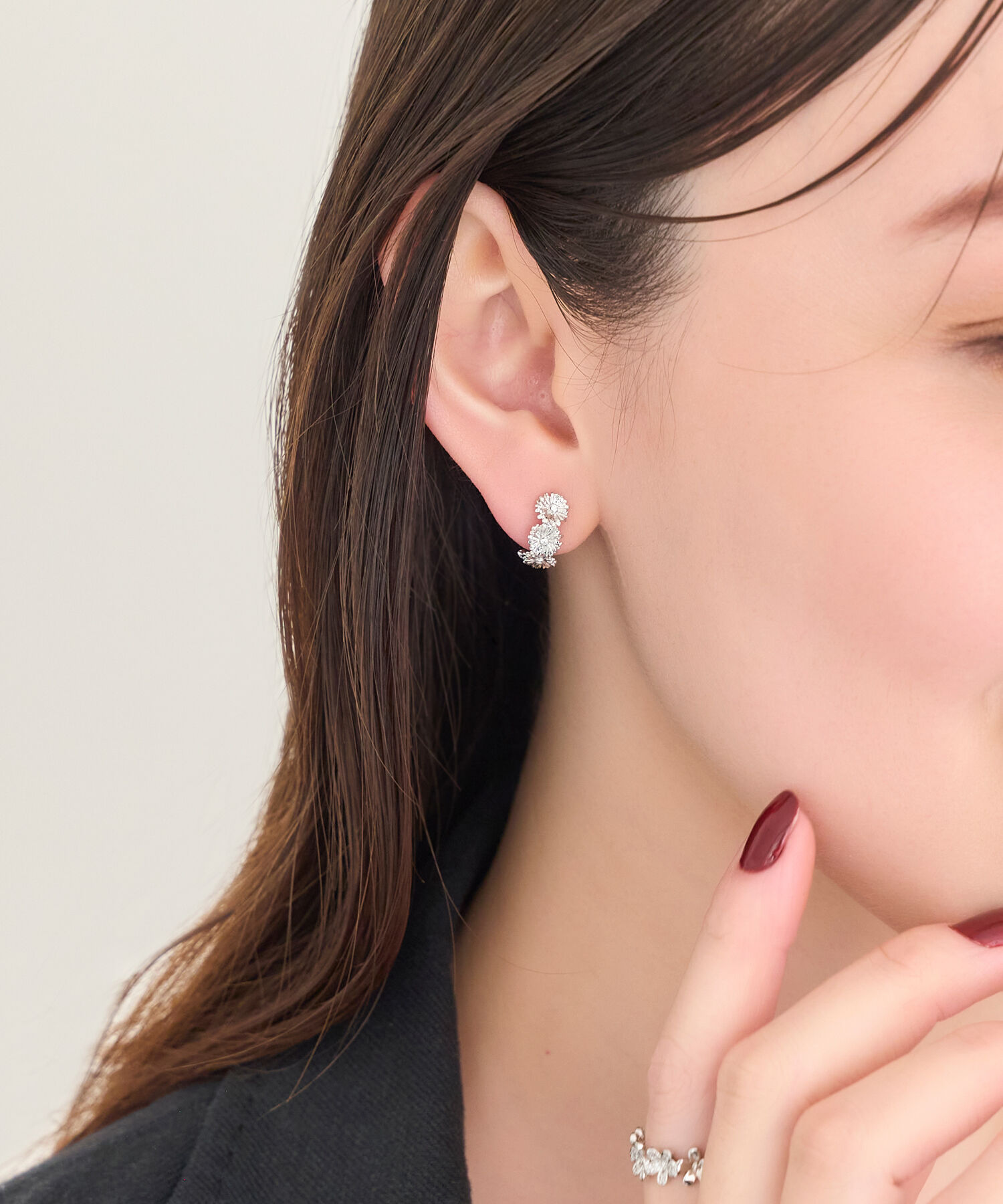 Phoebe「【痛くないシリーズ/金属アレルギー対応】マーガレットフラワーフープライトフィットイヤリング　シルバー」|イヤリング|