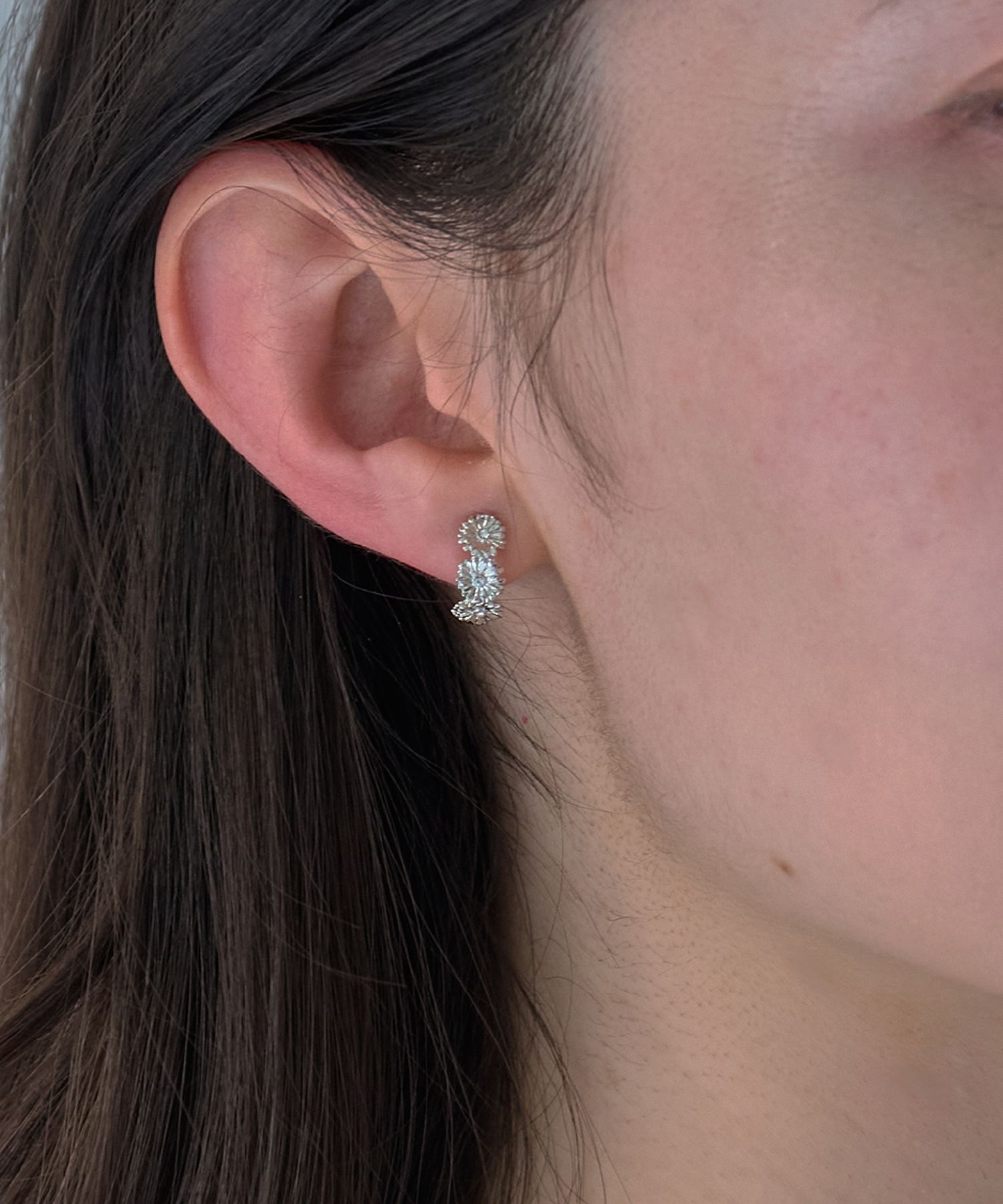 Phoebe「【痛くないシリーズ/金属アレルギー対応】マーガレットフラワーフープライトフィットイヤリング　シルバー」|イヤリング|