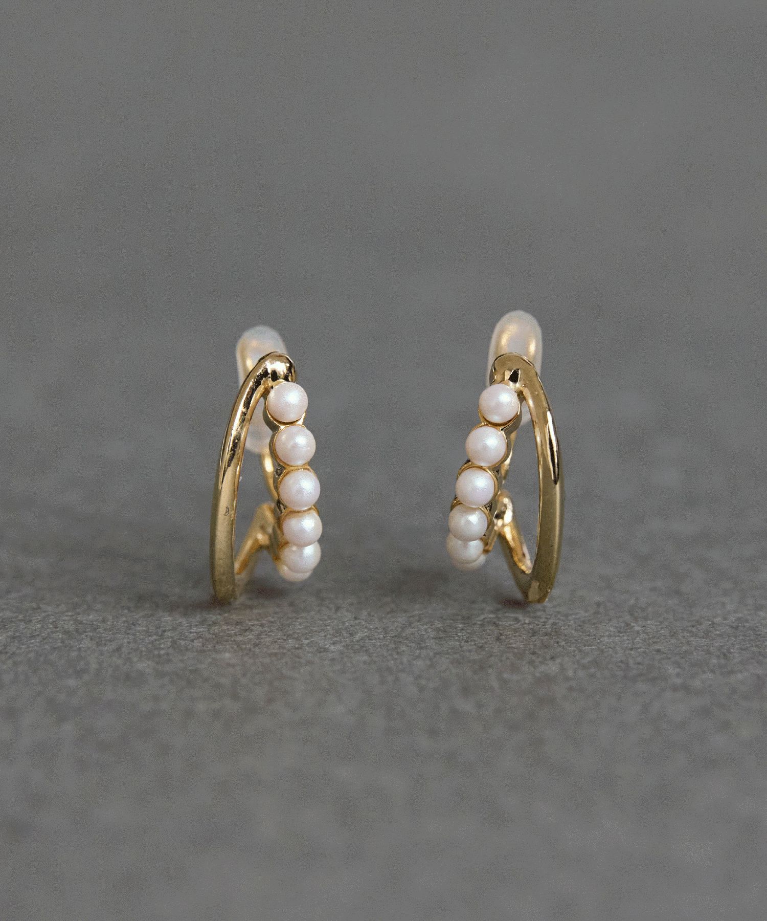 Phoebe「【痛くないシリーズ/アレルギー対応】プチパールダブルフープライトフィットイヤリング　ゴールド」|イヤリング|