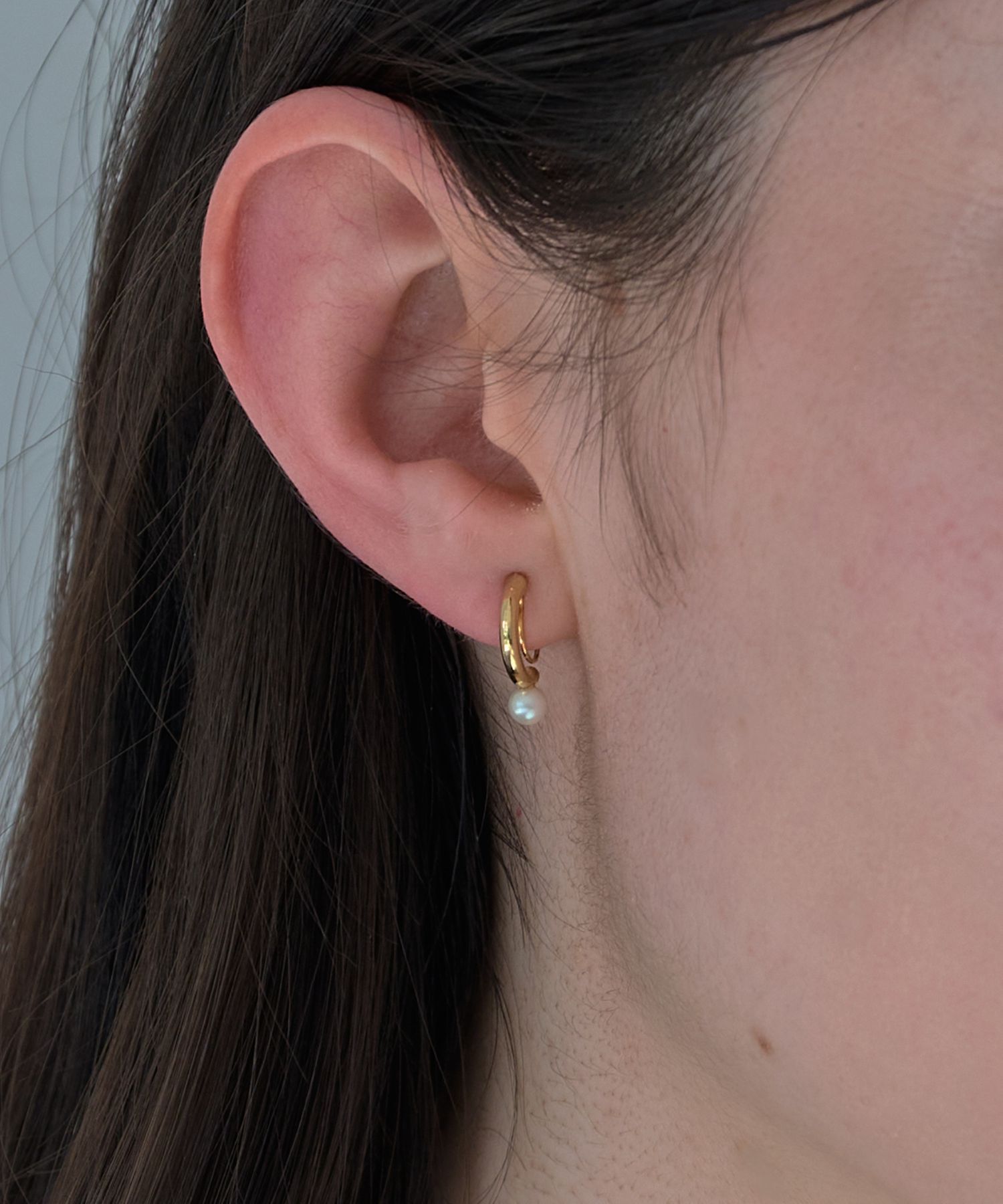Phoebe「【痛くないシリーズ/金属アレルギー対応】パールフープライトフィットイヤリング　ゴールド」|イヤリング|