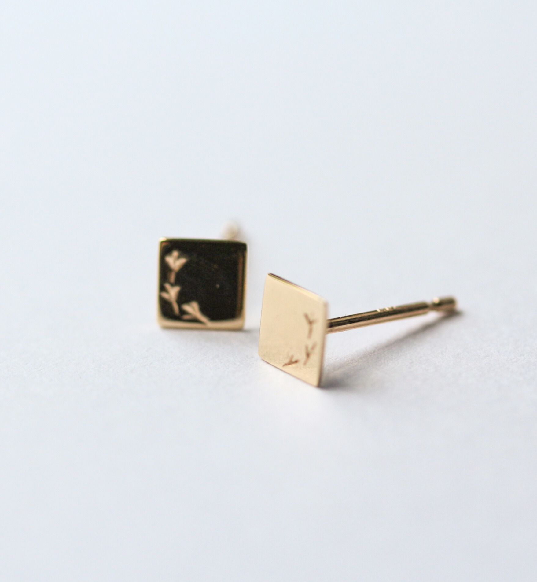  「鳥の足跡 プレート ピアス | K10YG」|ピアス|K10 イエローゴールド