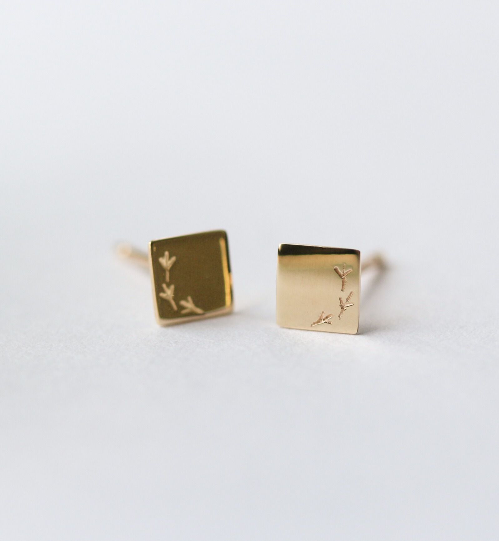  「鳥の足跡 プレート ピアス | K10YG」|ピアス|