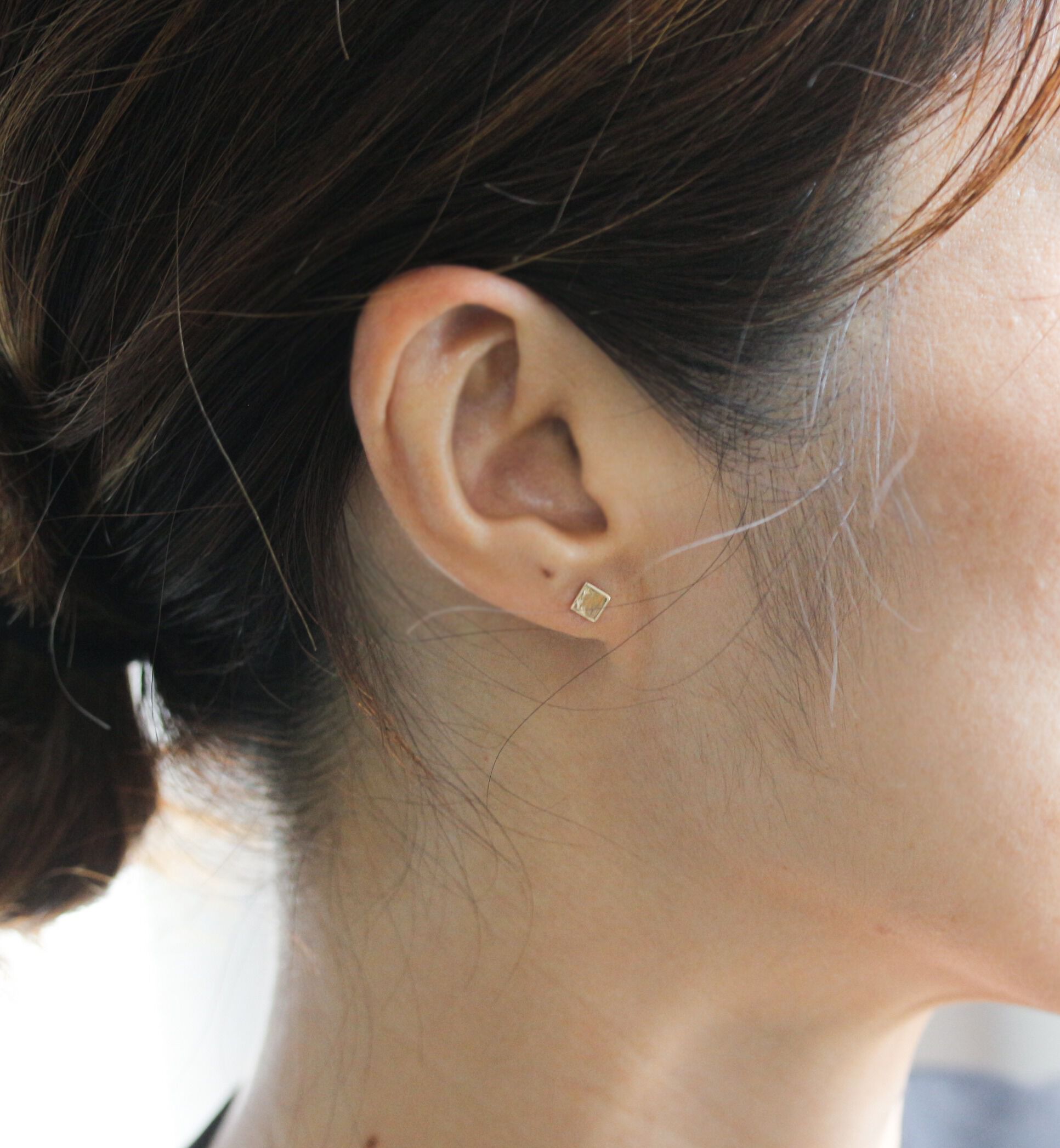  「鳥の足跡 プレート ピアス | K10YG」|ピアス|