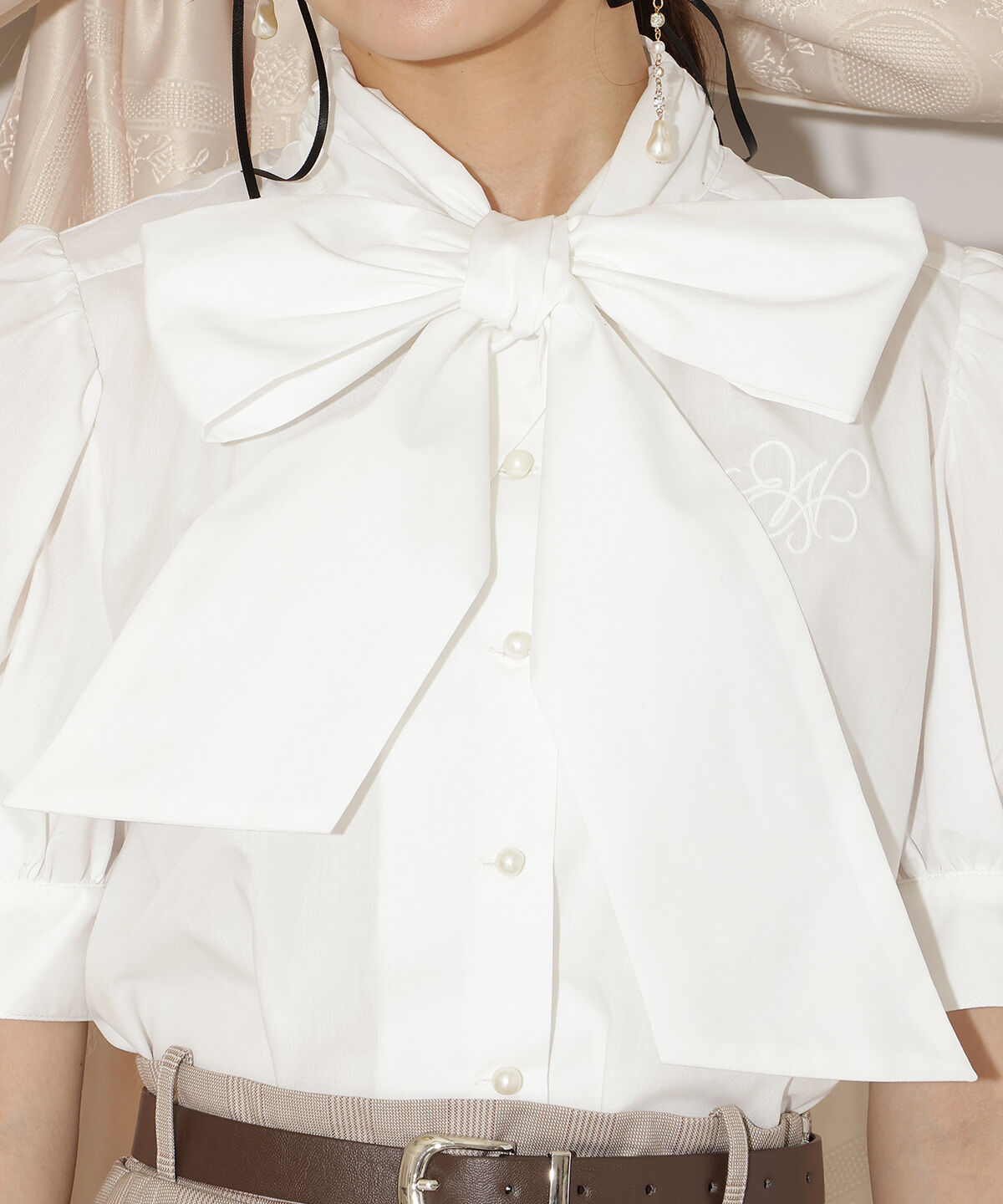 WILLSELECTION「モノグラム刺しゅうリボンタイブラウス」|シャツ・ブラウス|