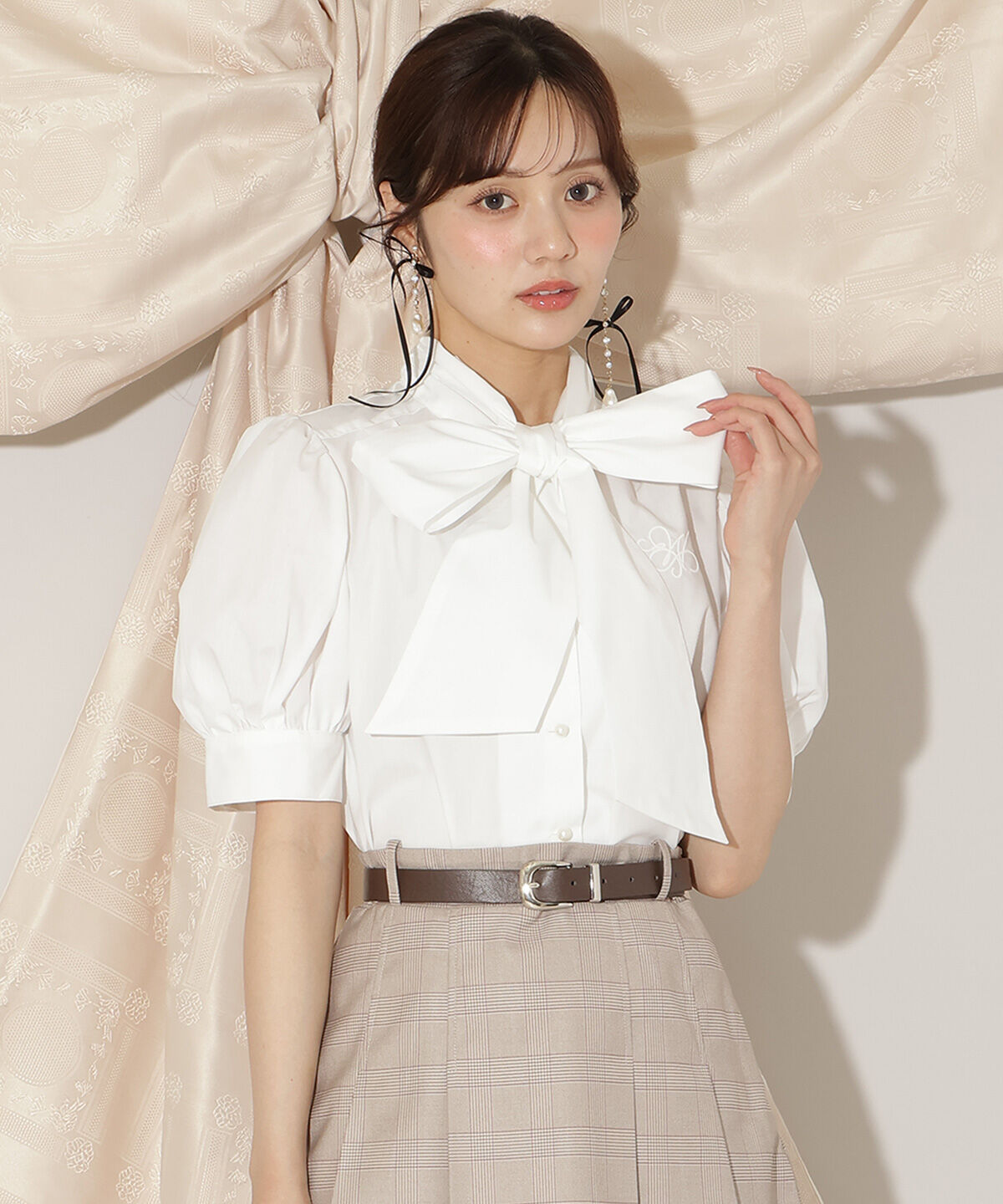 WILLSELECTION「モノグラム刺しゅうリボンタイブラウス」|シャツ・ブラウス|
