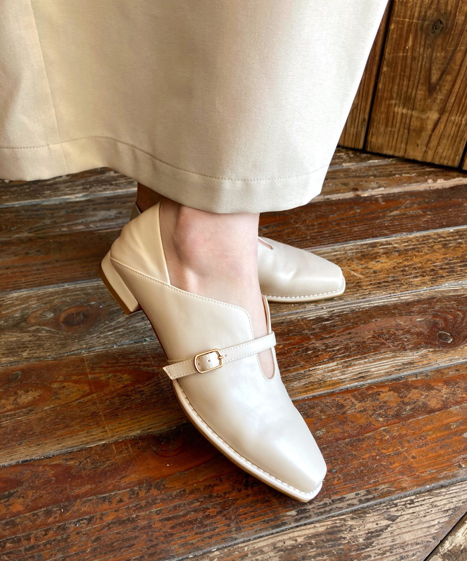 ORiental TRaffic「【WEB限定】ベルトデザインウエーブカットバブーシュ /55104 パンプス フラット 甲深 通勤靴」|パンプス|BEIGE