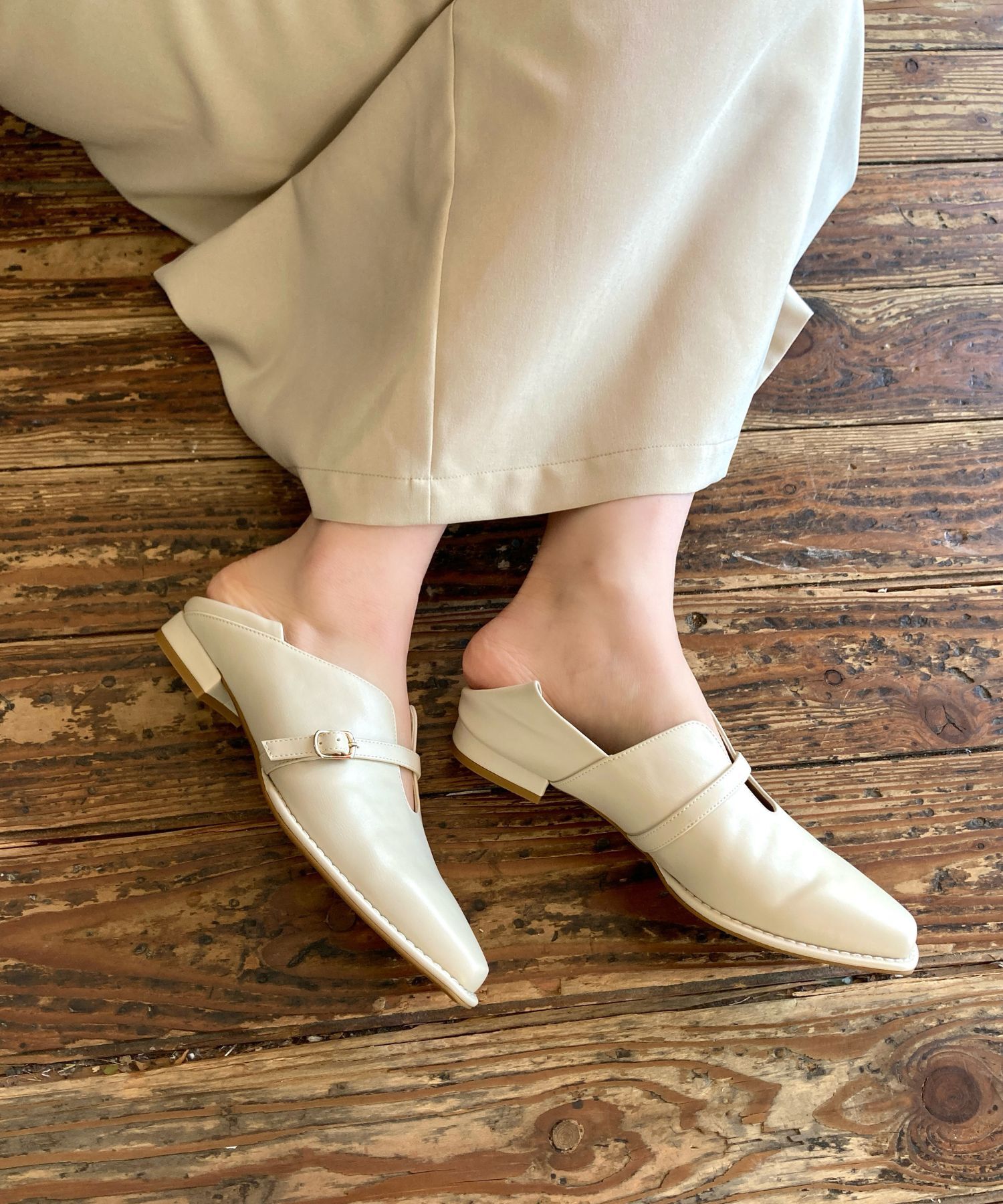 ORiental TRaffic「【WEB限定】ベルトデザインウエーブカットバブーシュ /55104 パンプス フラット 甲深 通勤靴」|パンプス|