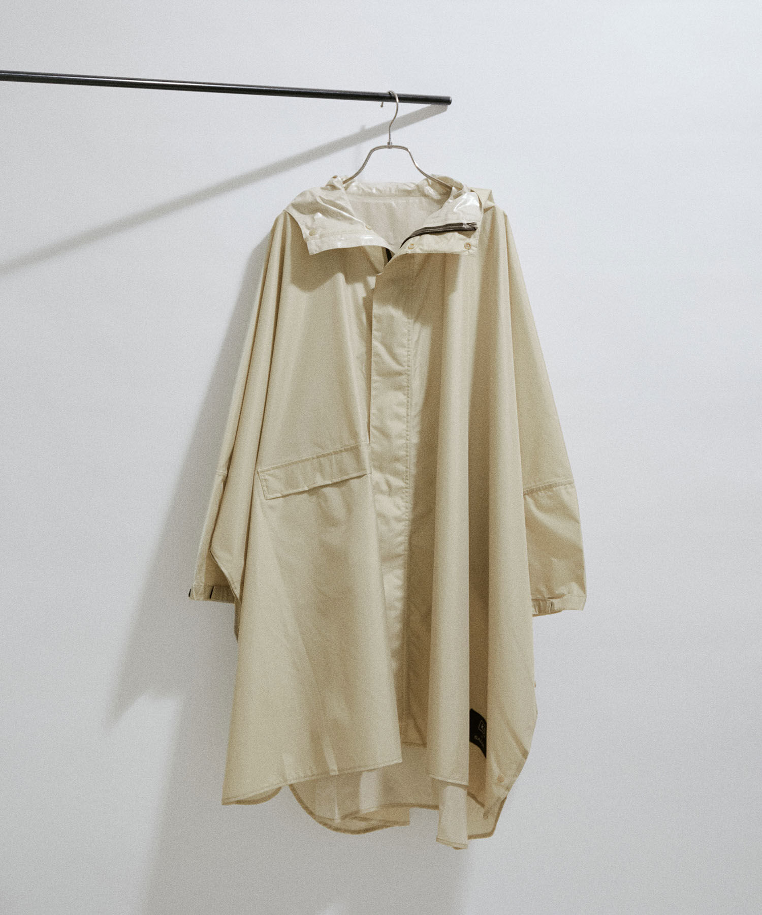 SALON adam et rope'「【雑誌掲載】【KiU for SALON】[ポーチ付き]別注レインポンチョ」|レインコート|ベージュ(27)