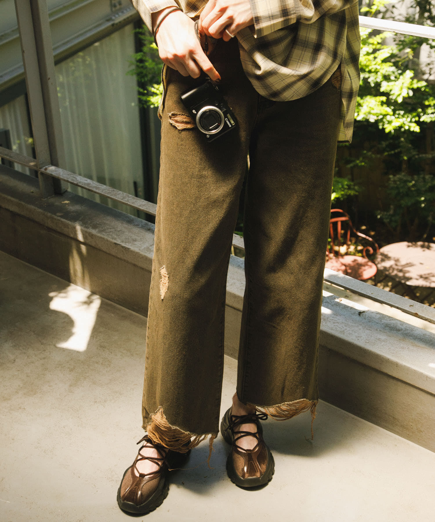 SENSE OF PLACE by URBAN RESEARCH「ダメージストレートデニム」|デニム|ブラウン