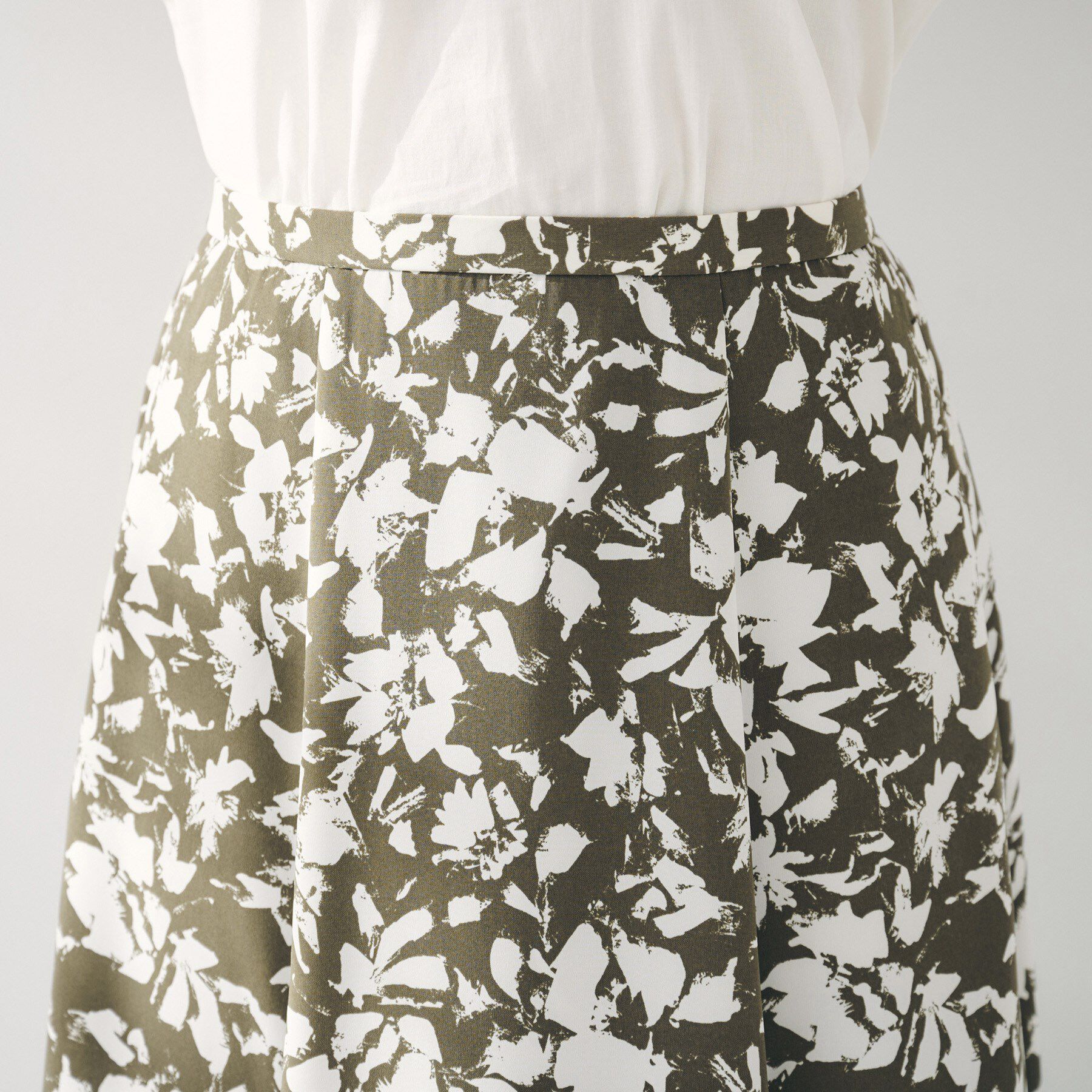 UNTITLED「【セットアップ可/後ろウエストゴム】モザイクフラワー柄スカート」|スカート|