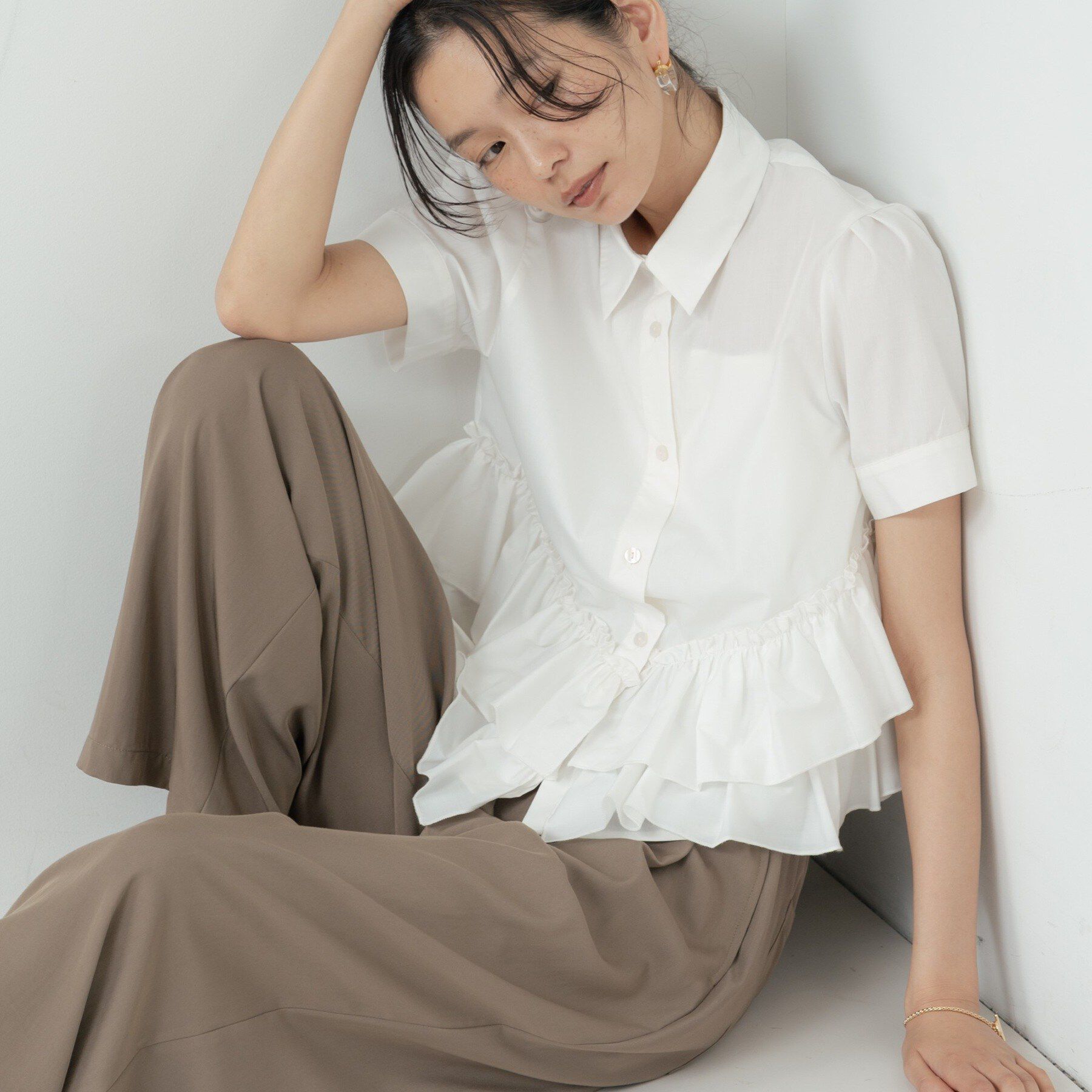 GALLEST「ティアードフリルヘムシャツ」|シャツ・ブラウス|ホワイト(001)