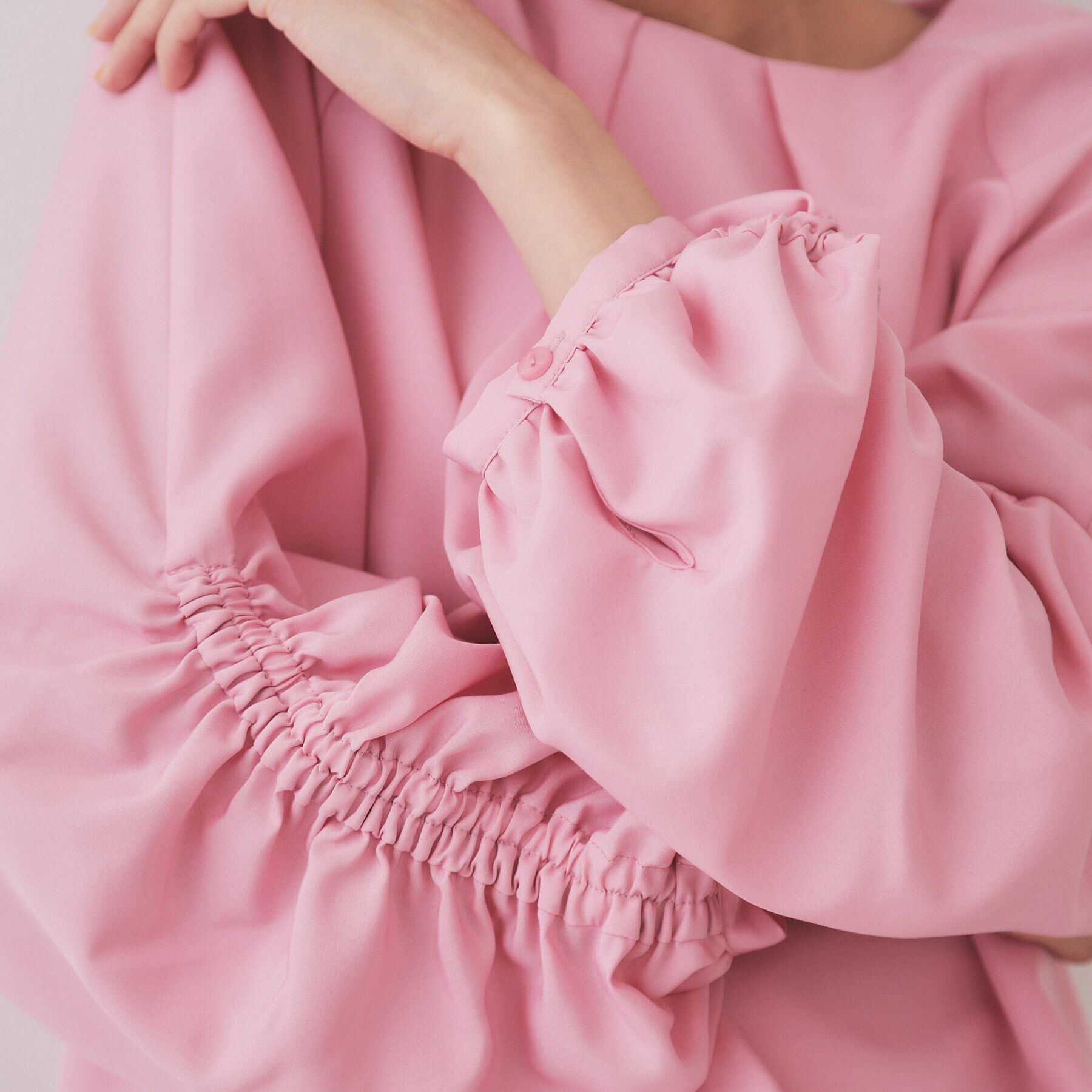 OPAQUE.CLIP「シャーリングスリーブブラウス【洗濯機洗い可】」|シャツ・ブラウス|