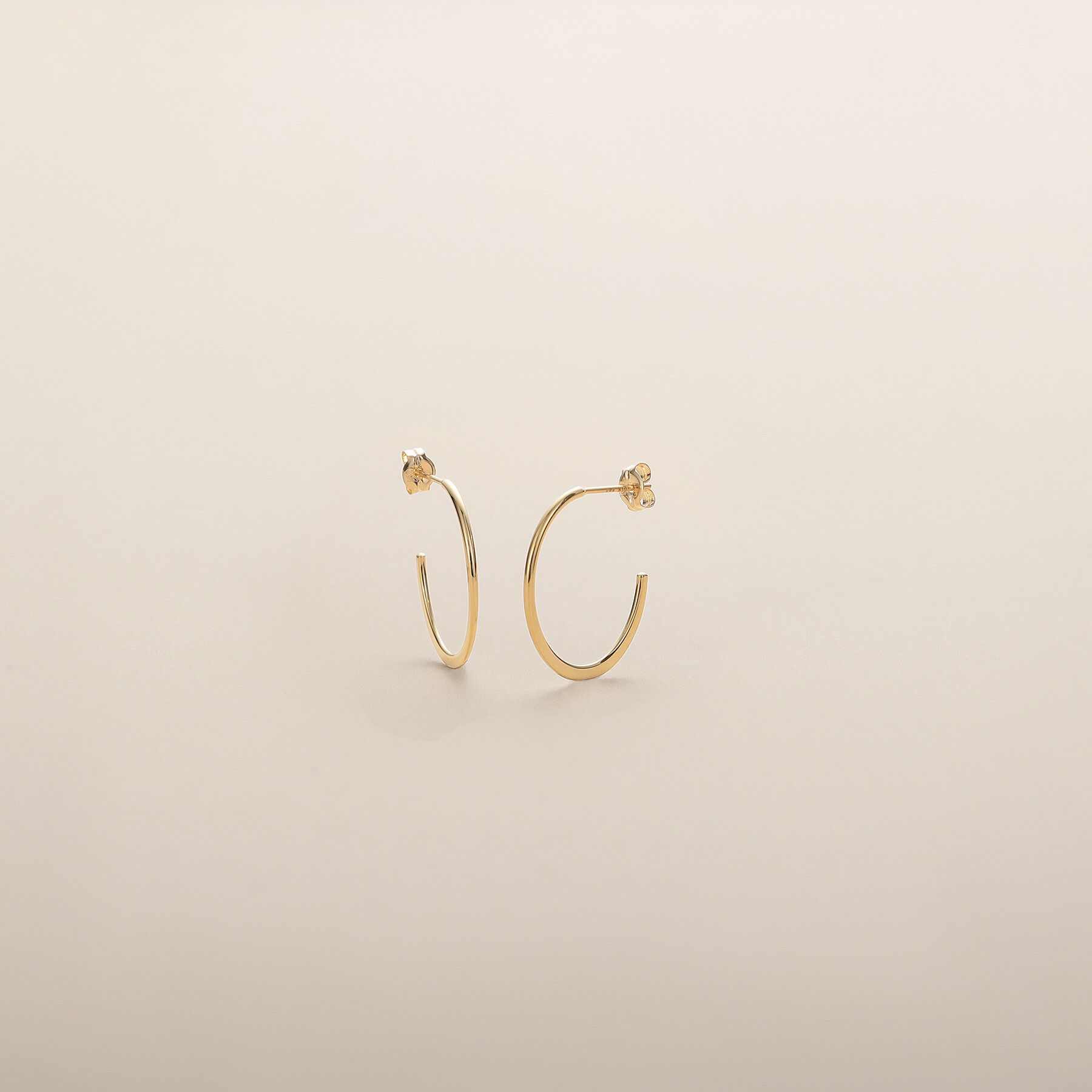 COCOSHNIK「K10丸線つぶしオーバル フープピアス」|ピアス|