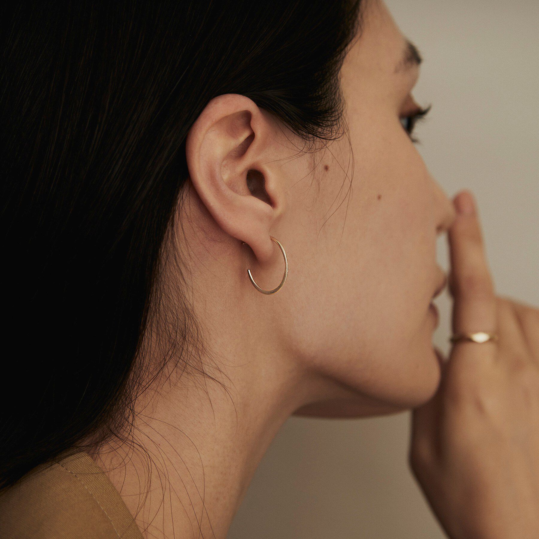 COCOSHNIK「K10丸線つぶしオーバル フープピアス」|ピアス|