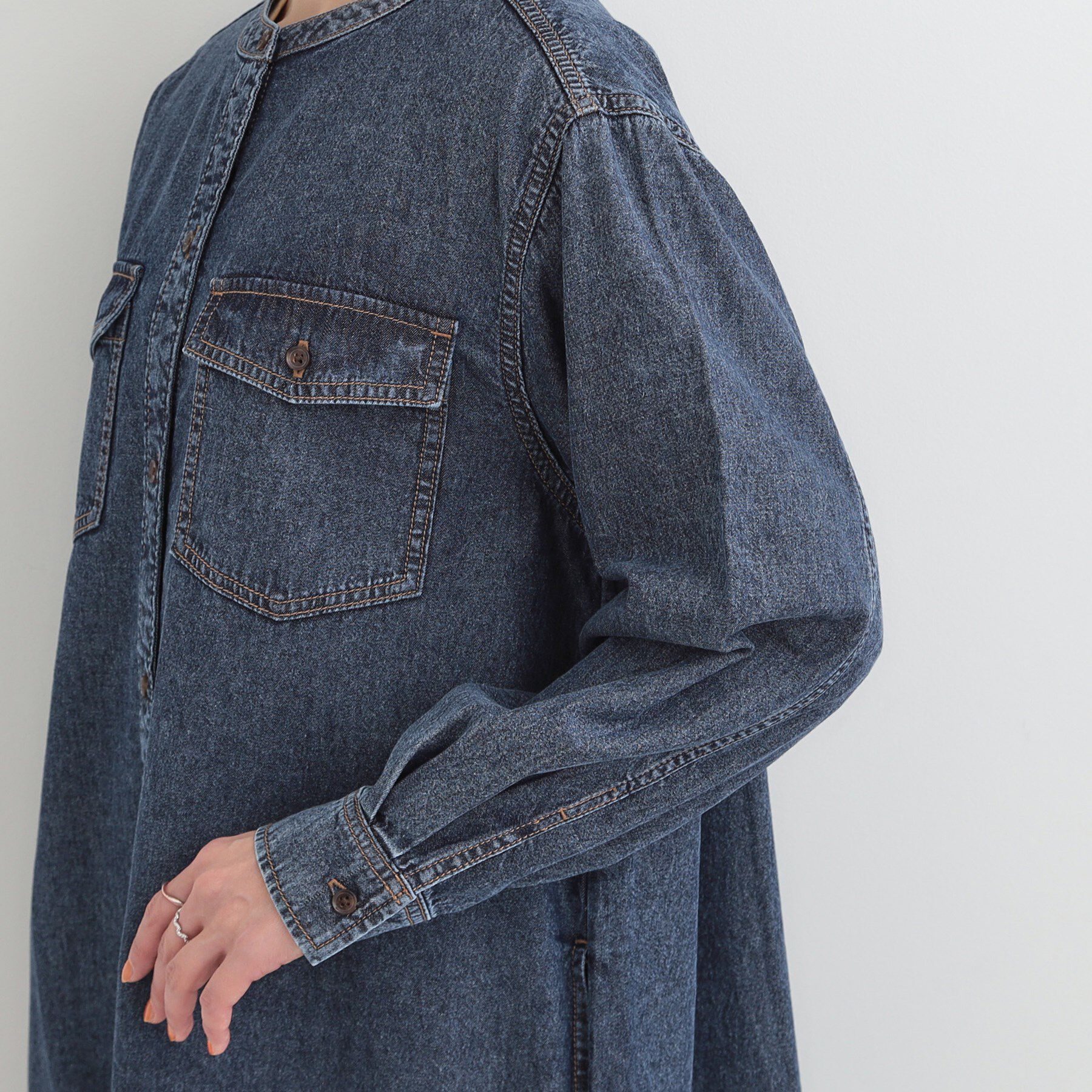 SHOO･LA･RUE「【ライトオンスデニム/S-LL】体型カバーにも 首元すっきり ロングデニムシャツワンピース」|ワンピース|