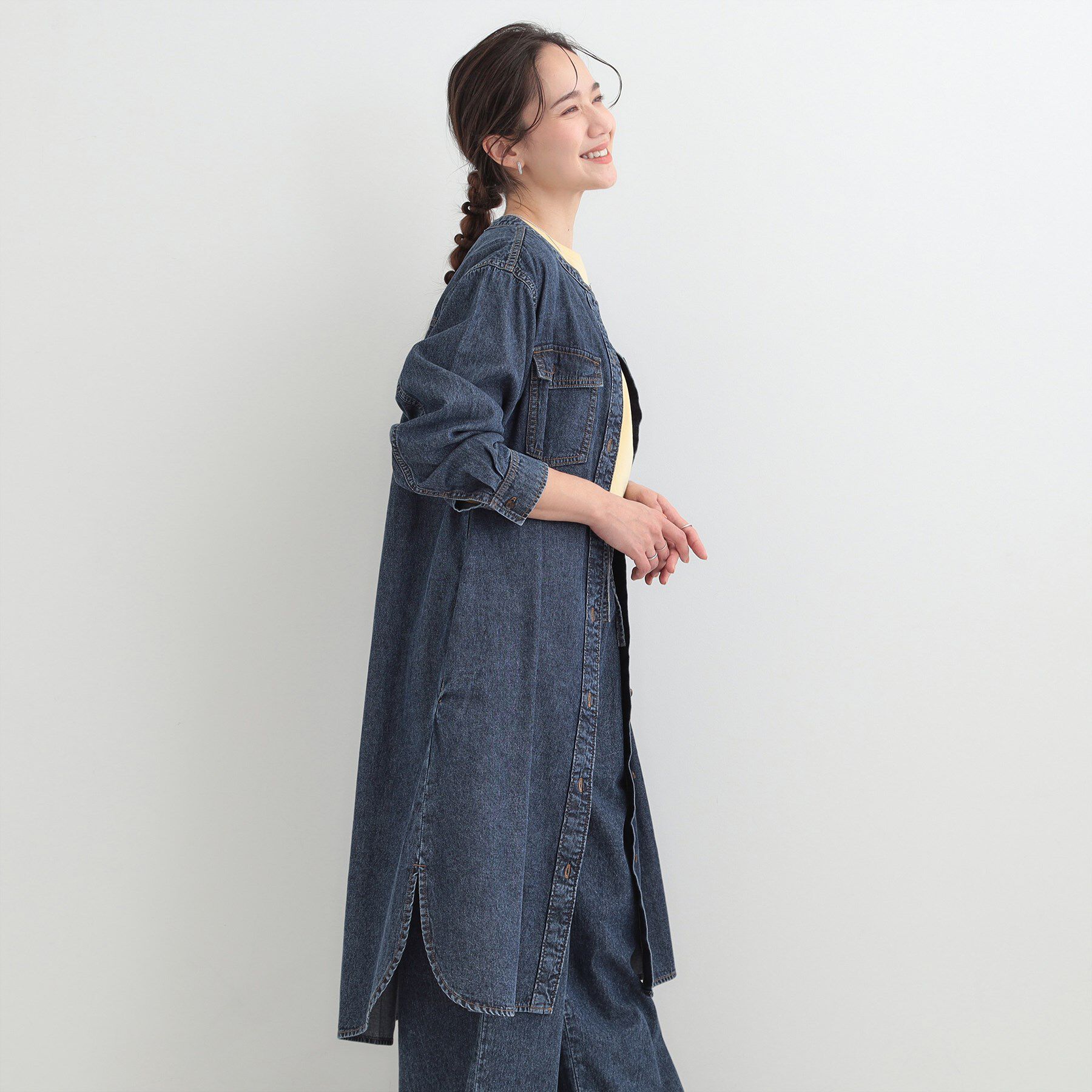 SHOO･LA･RUE「【ライトオンスデニム/S-LL】体型カバーにも 首元すっきり ロングデニムシャツワンピース」|ワンピース|