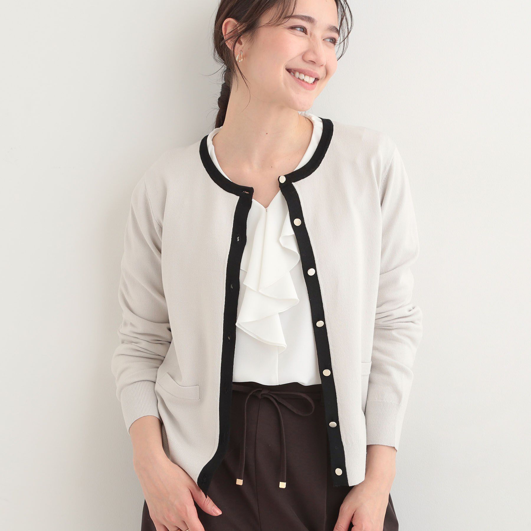 SHOO･LA･RUE「【洗濯機可/S-LL/アンサンブル可】パールボタンが上品　華やぎ配色カーディガン」|カーディガン|ライトグレー(511