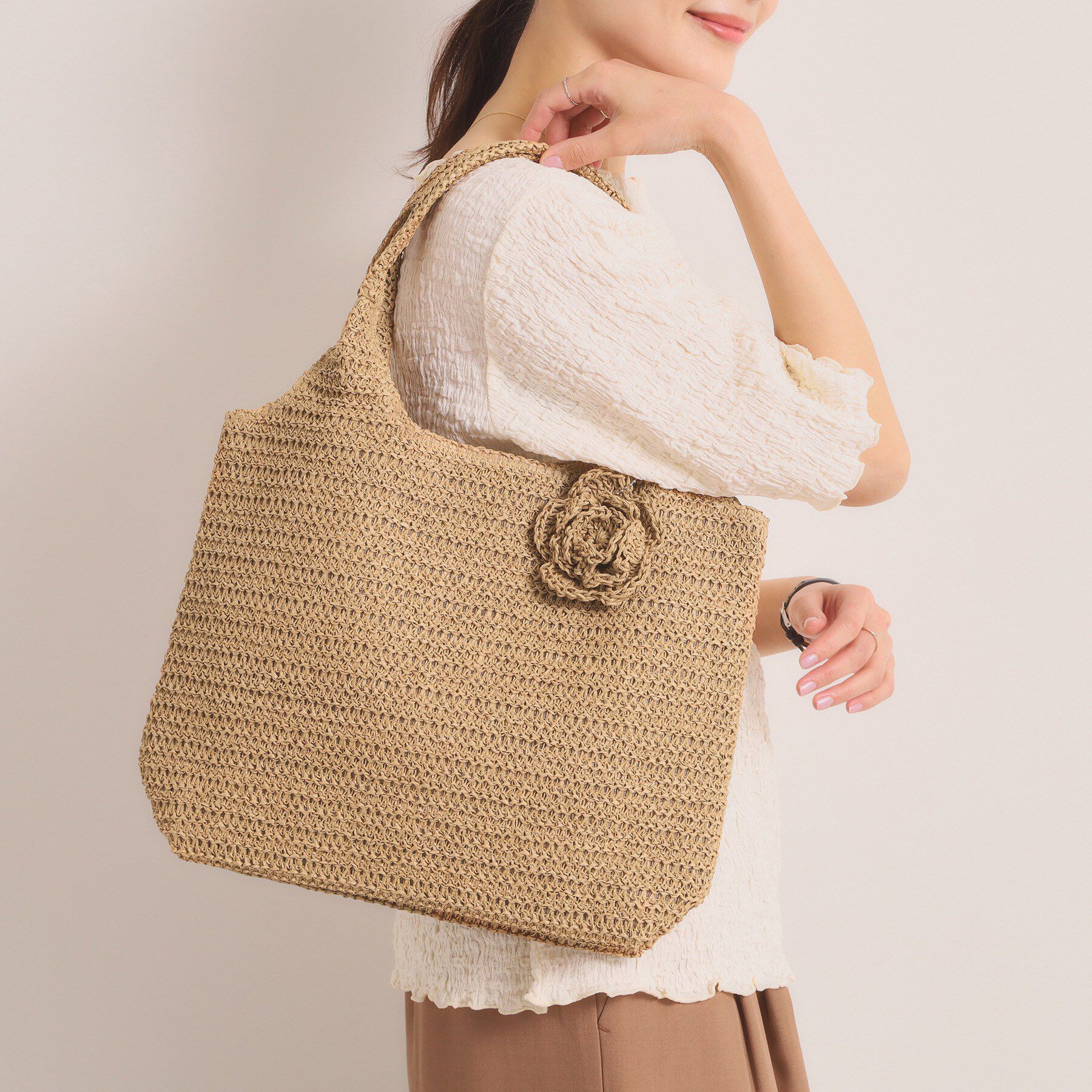 ITS&rsquo;DEMO「雑材フラワーチャームくりてトート」|トートバッグ|ベージュ(052)