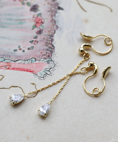 colleca la「ループフィット・小粒ストーンのチェーンイヤリング」|イヤリング|ゴールド