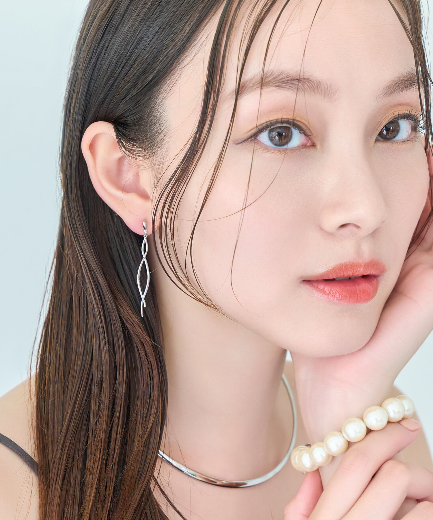  「【金属アレルギー対応】【痛くないシリーズ】スウィングクリスタルループフィットイヤリング　シルバー」|イヤリング|