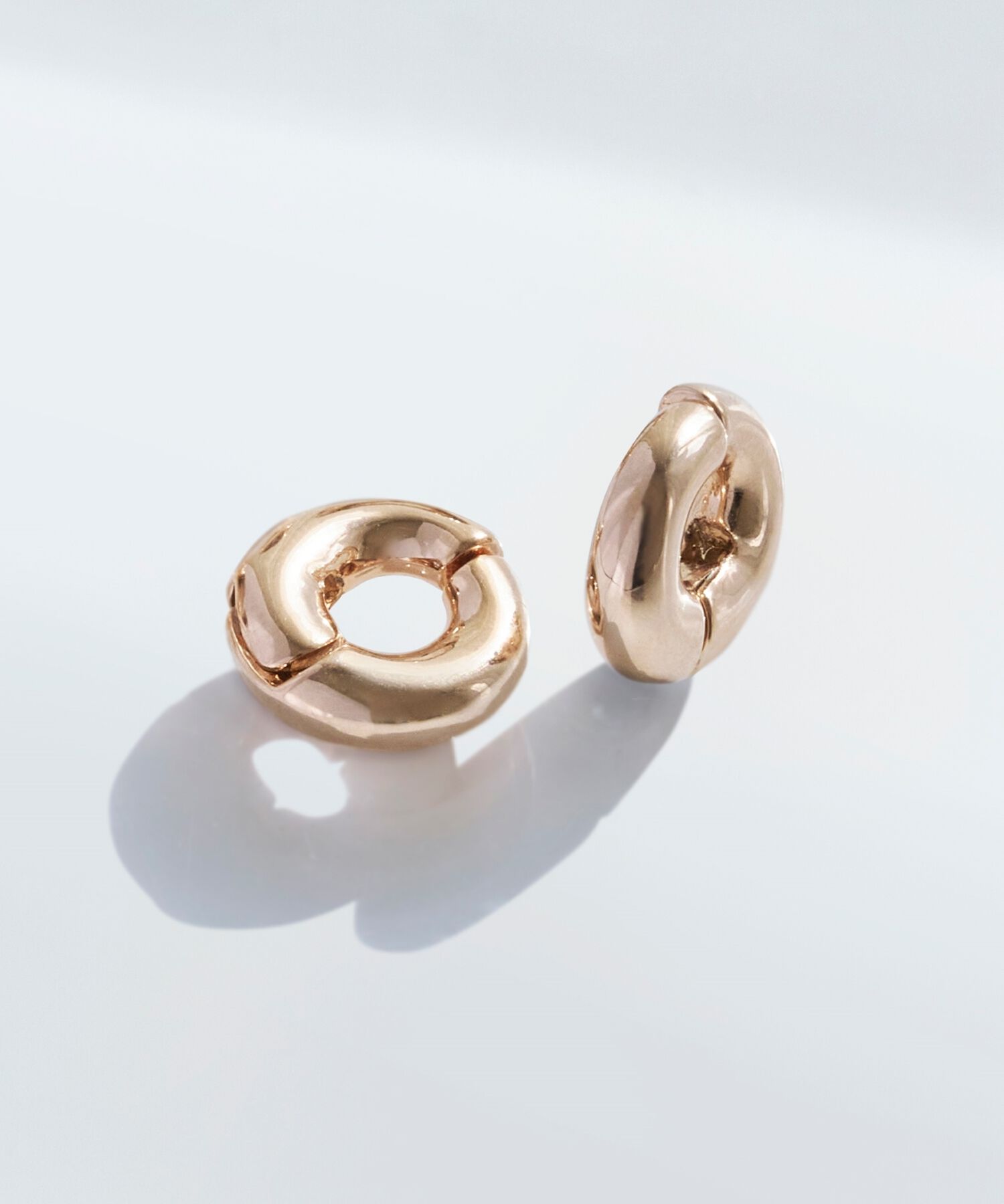 Phoebe「【金属アレルギー対応】シンプルフープスナップイヤリング　シャンパンゴールド」|イヤリング|