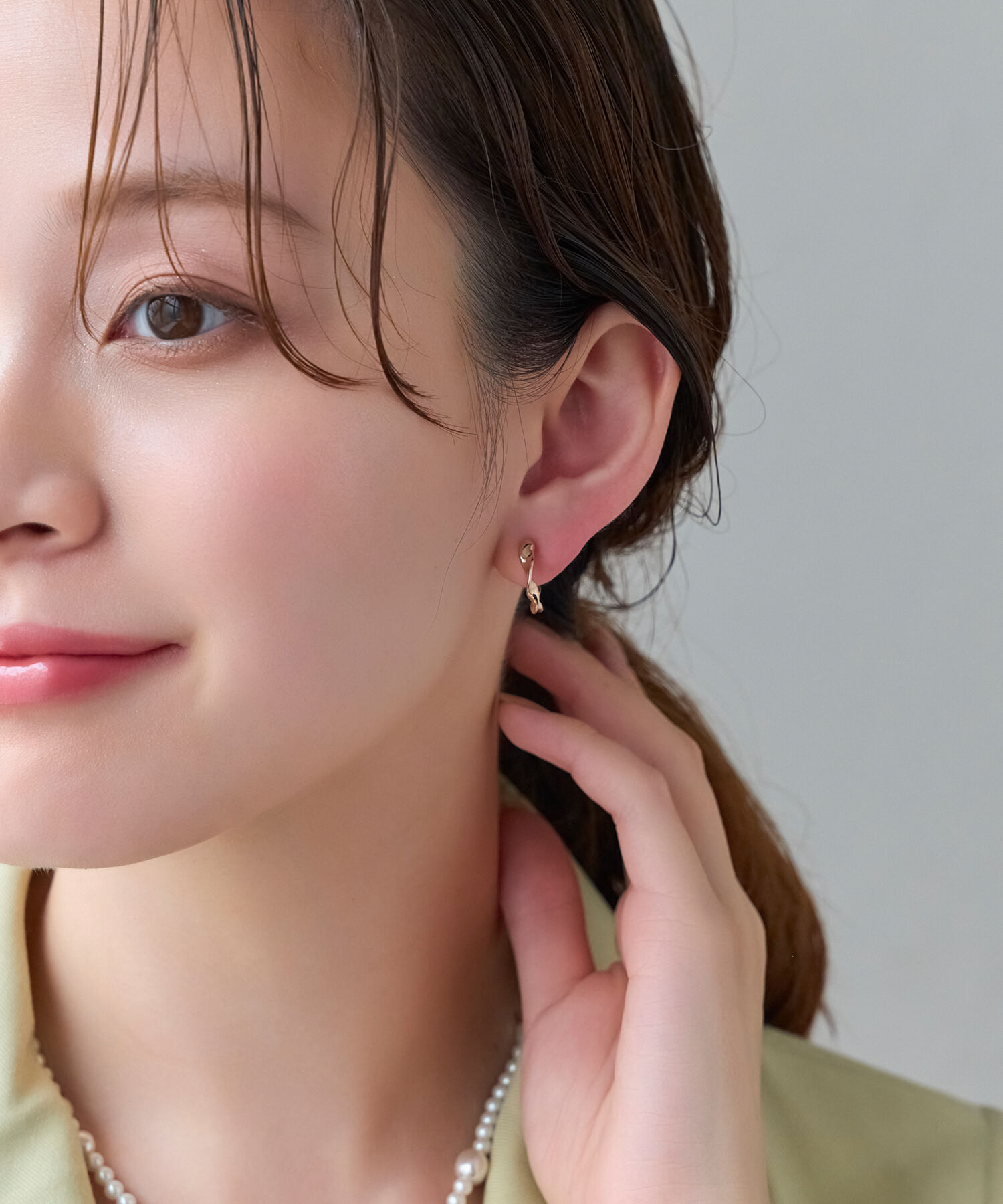 Phoebe「【金属アレルギー対応/痛くないシリーズ】メタルループフィットイヤリング　シャンパンゴールド」|イヤリング|
