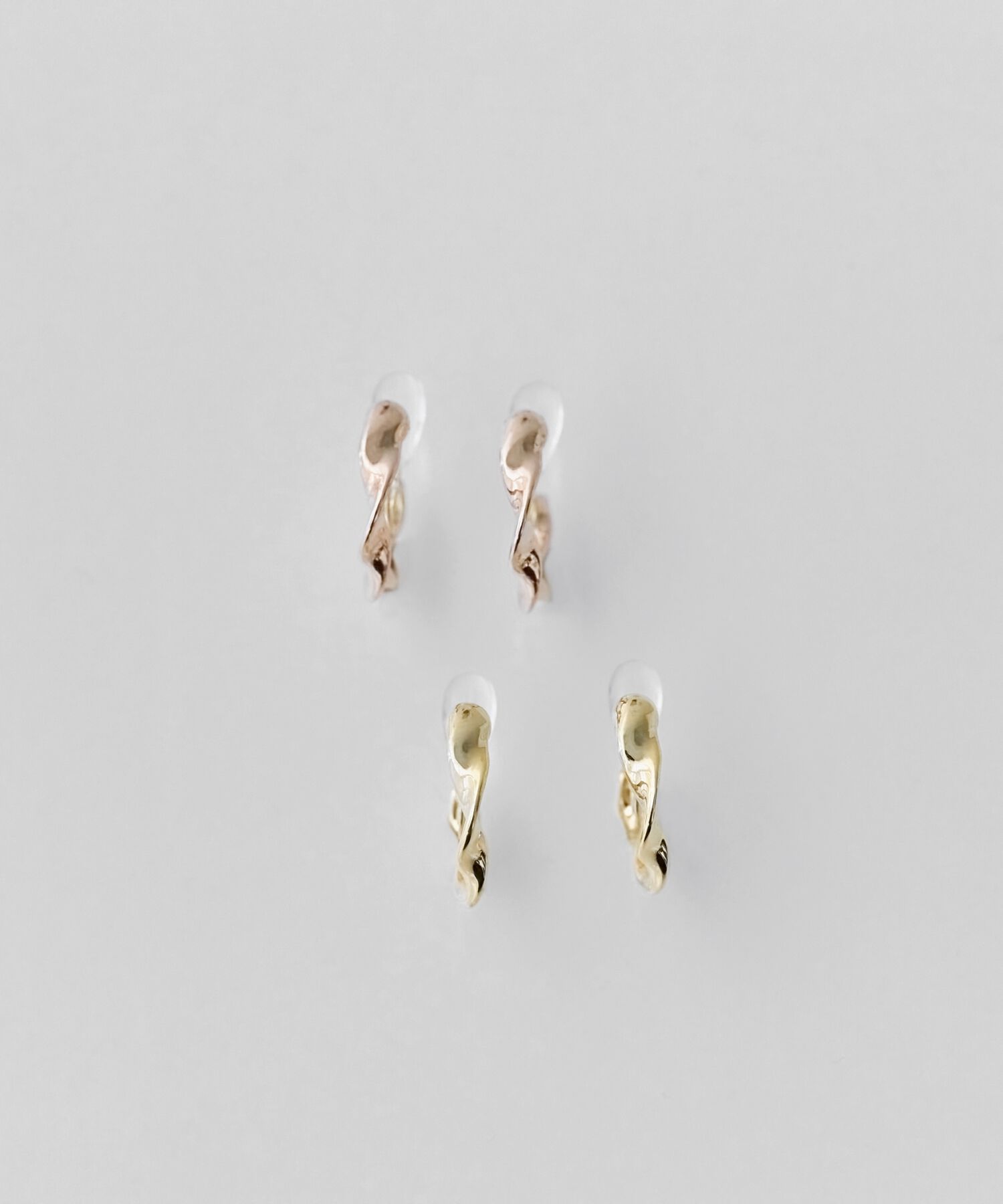 Phoebe「【金属アレルギー対応/痛くないシリーズ】メタルループフィットイヤリング　シャンパンゴールド」|イヤリング|